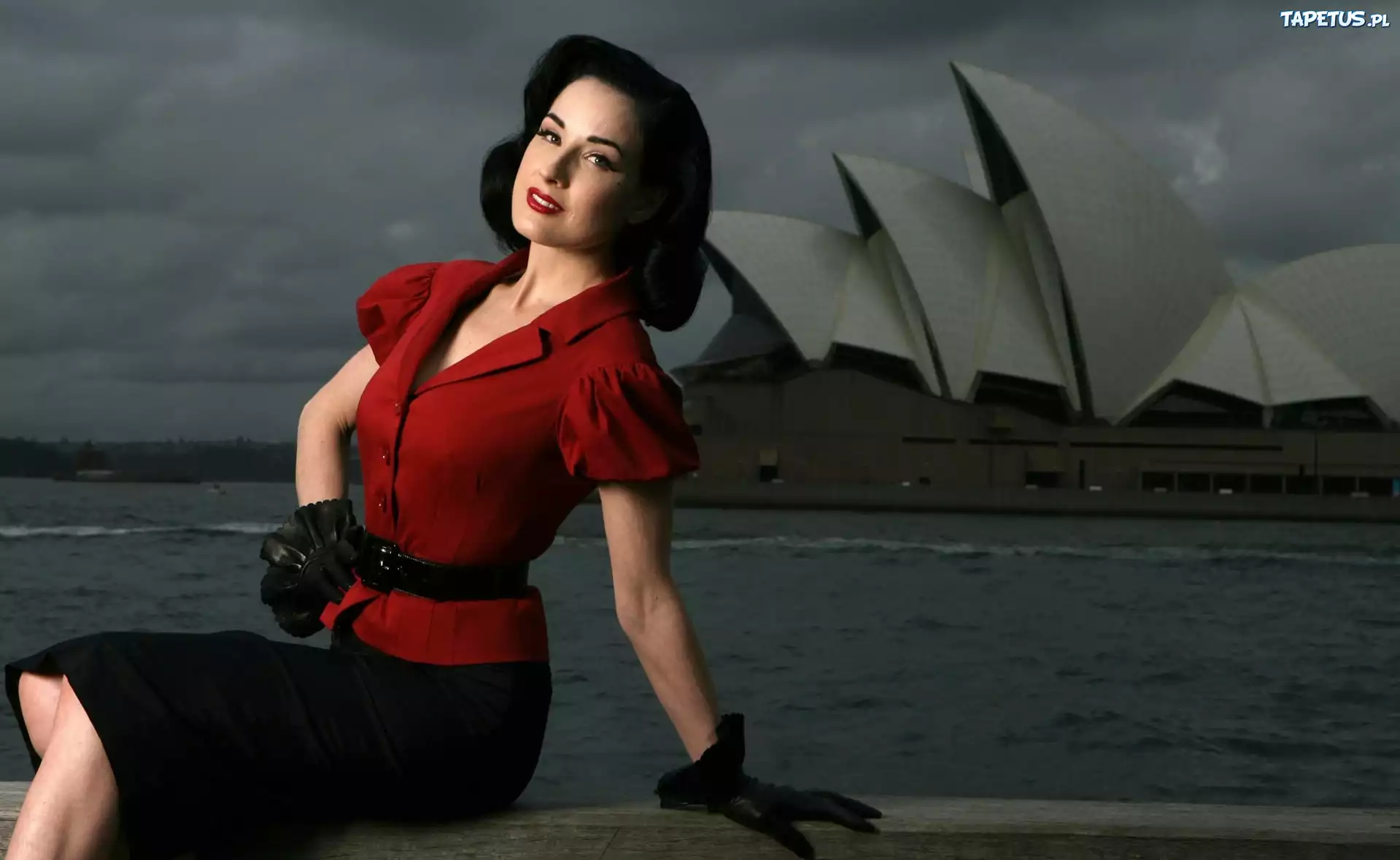 Dita Von Teese, Czerwona, Bluzeczka, Rękawiczki