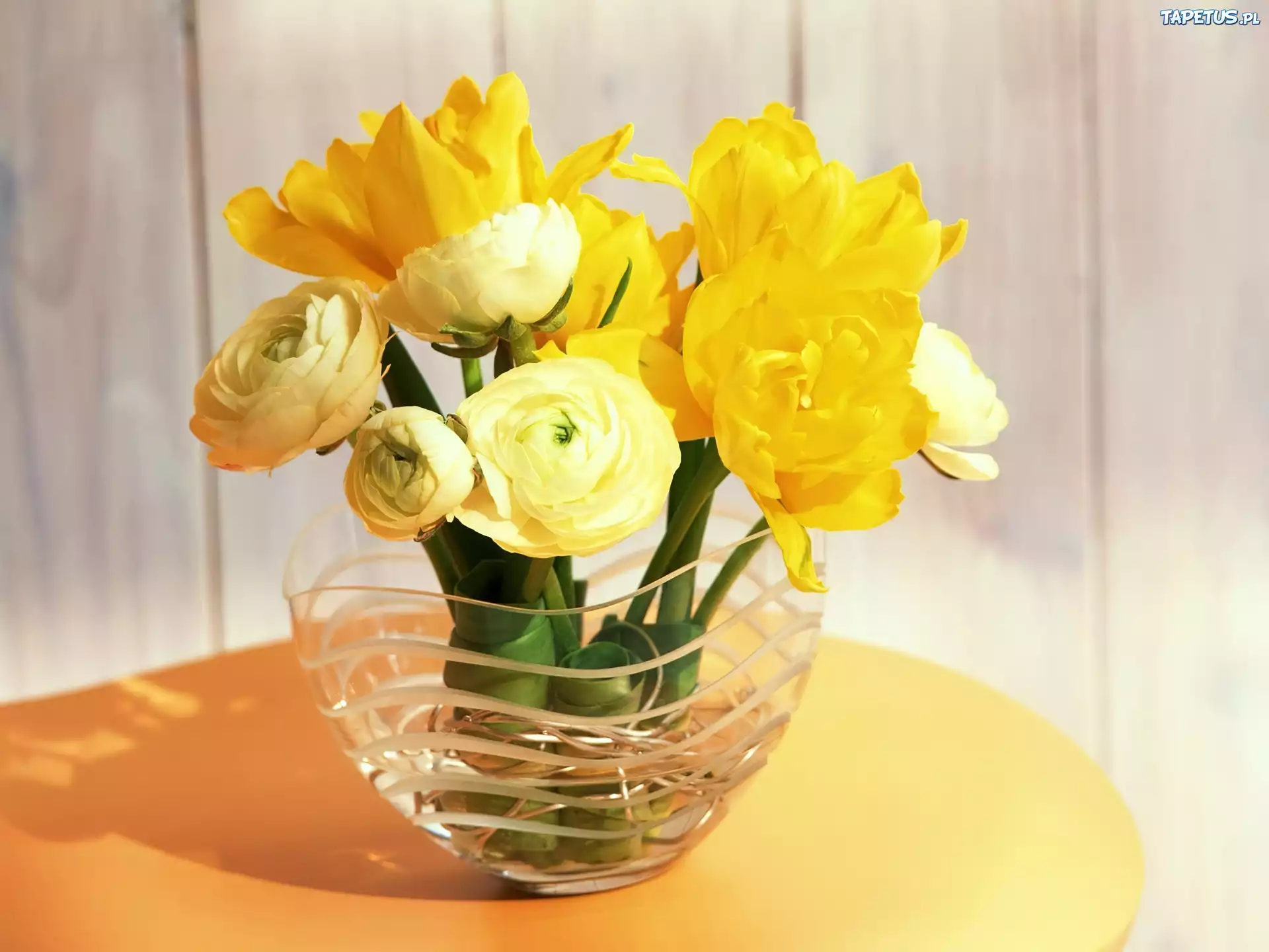 букет желтых цветов ваза стол без смс