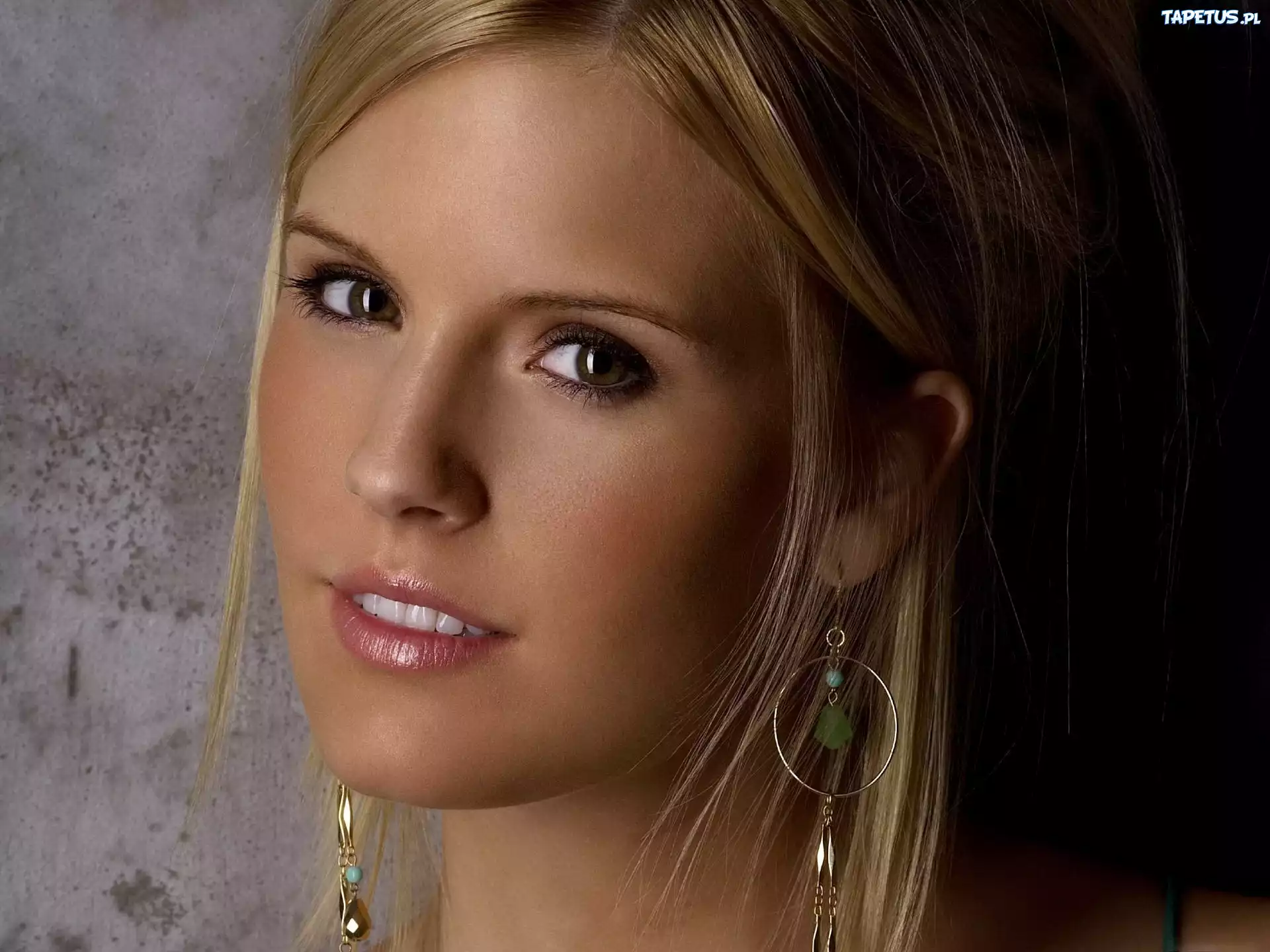 Maggie Grace, Spojrzenie, Kolczyki