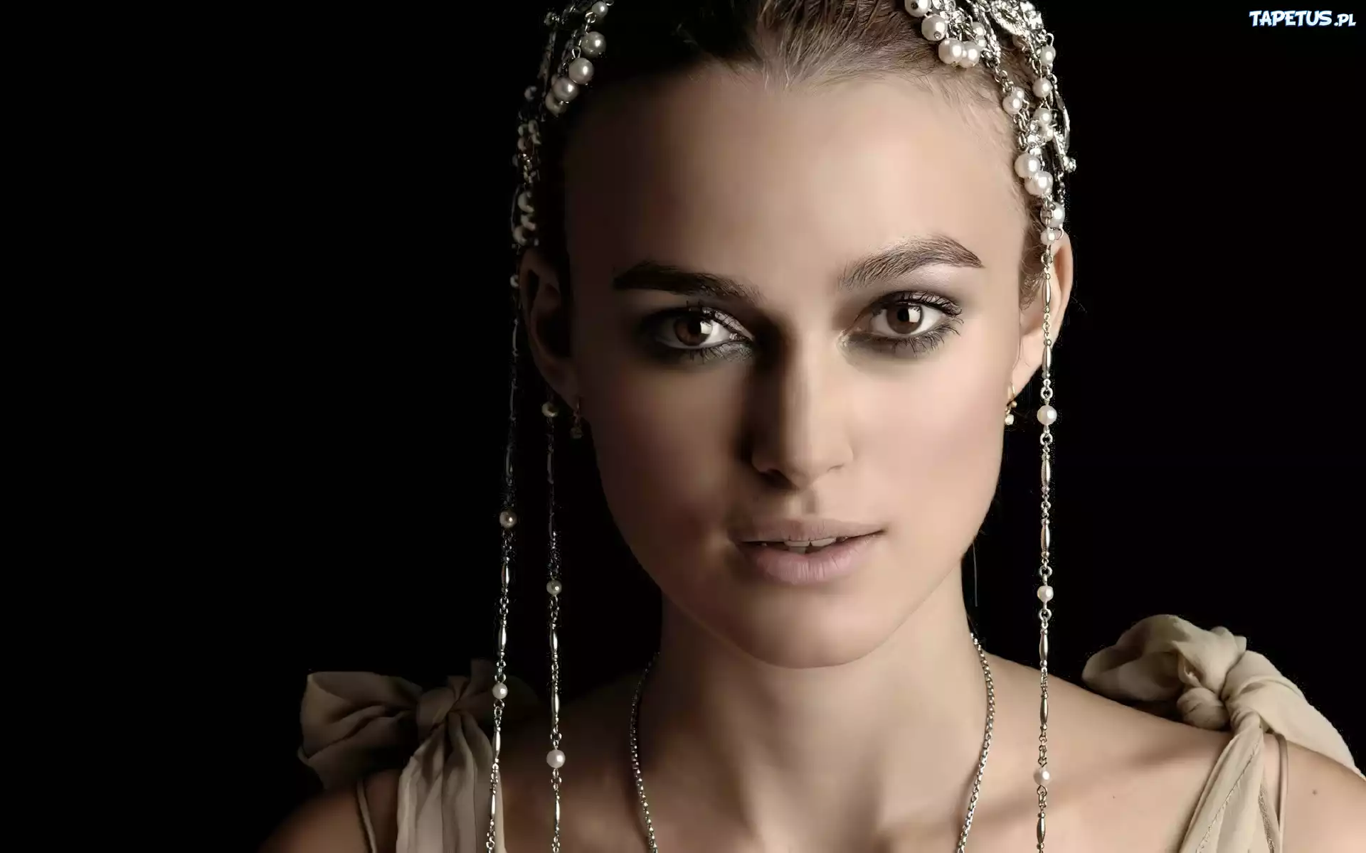 Keira Knightley, Koraliki, Wisiorek
