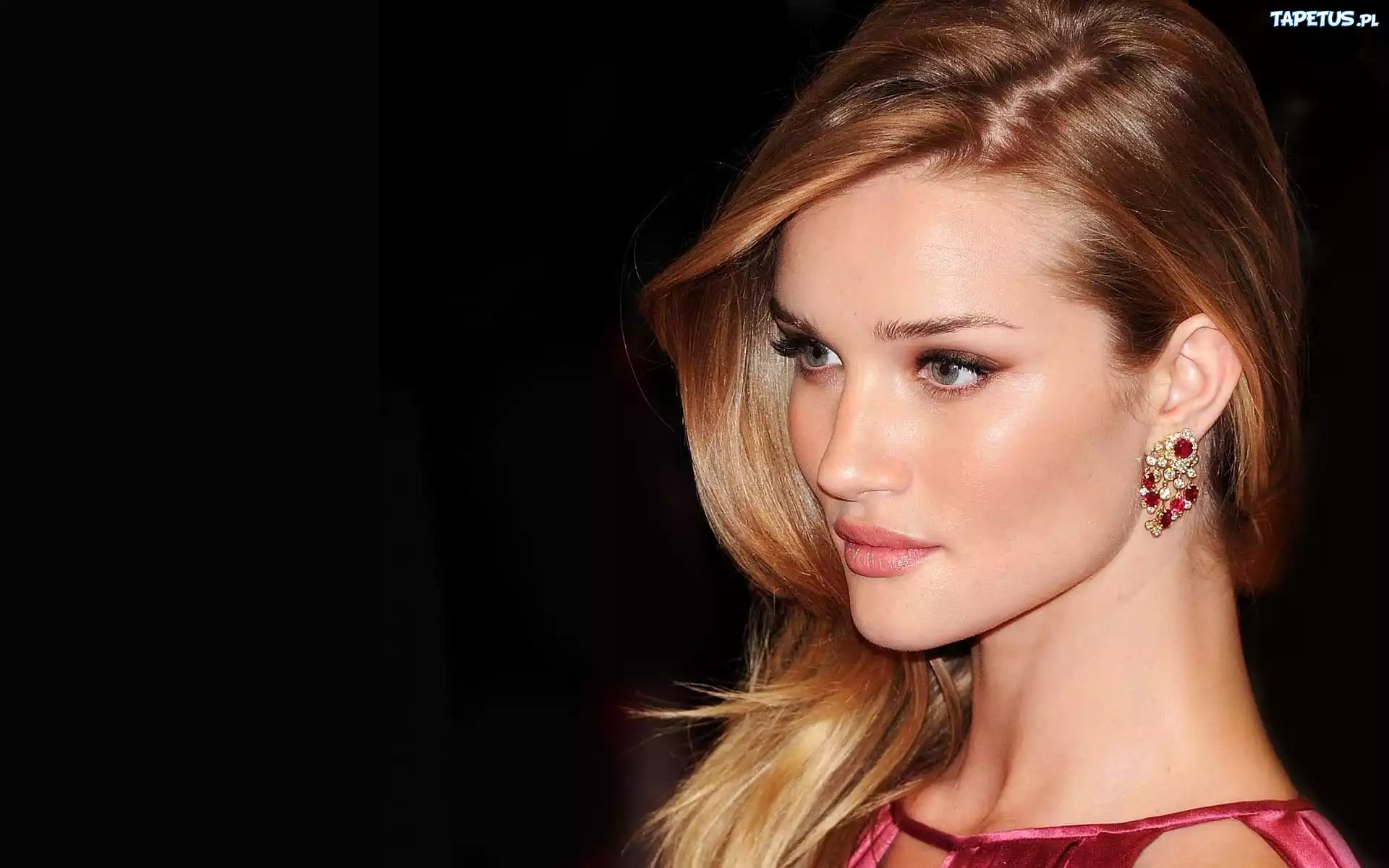 Rosie Huntington Whiteley, Twarz, Kolczyk