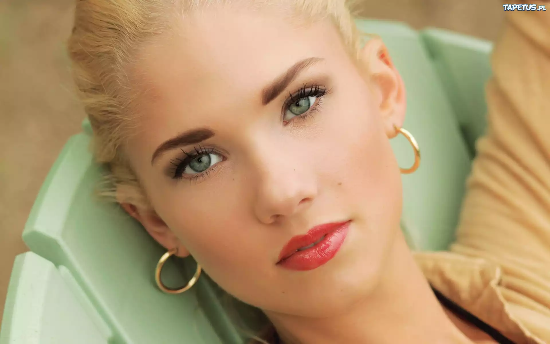 Berit Birkeland, Urocza, Blondynka, Kolczyki, Makijaż