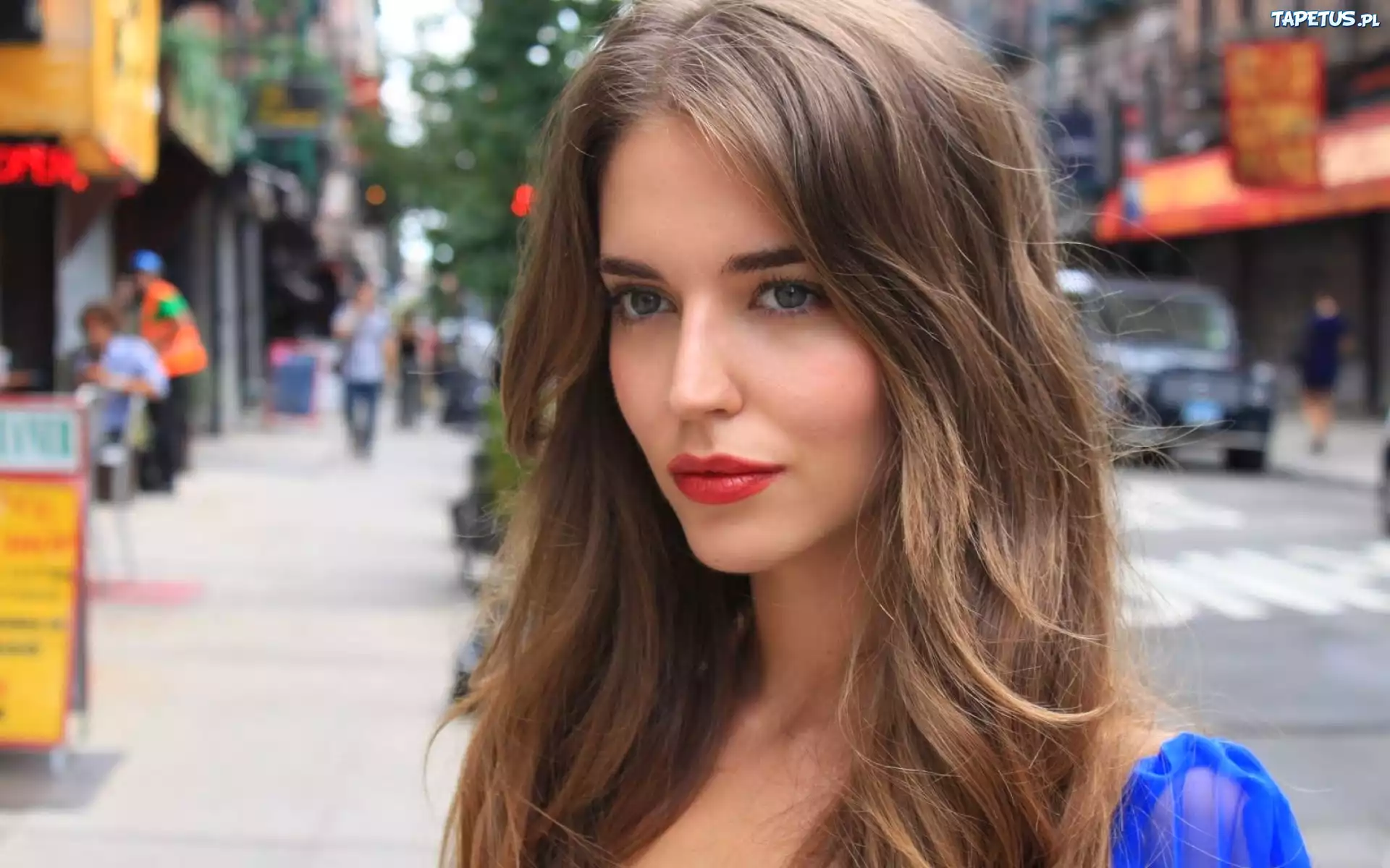 Clara Alonso, Twarz, Ulica
