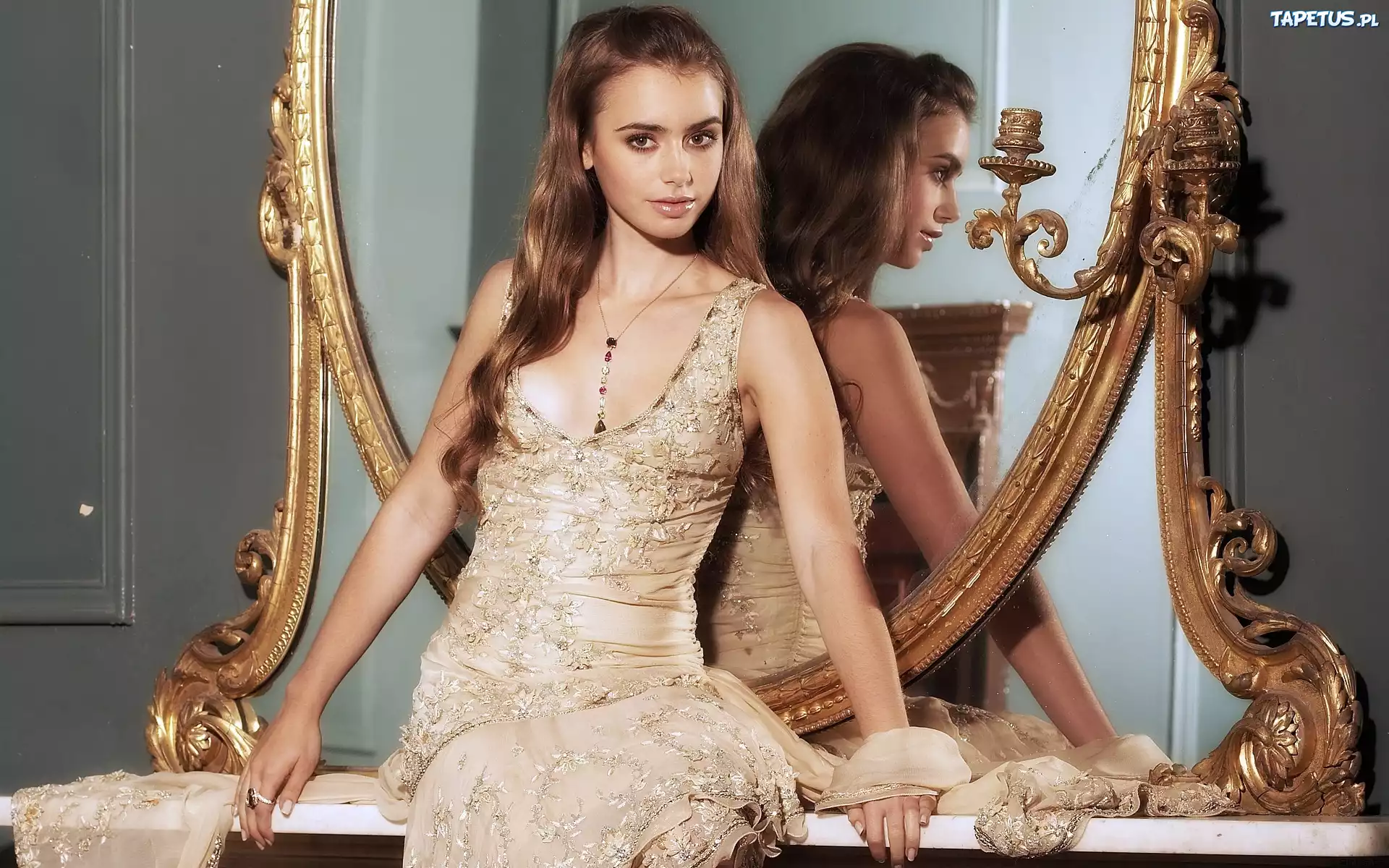 Lily Collins, Lustro, Złota, Sukienka