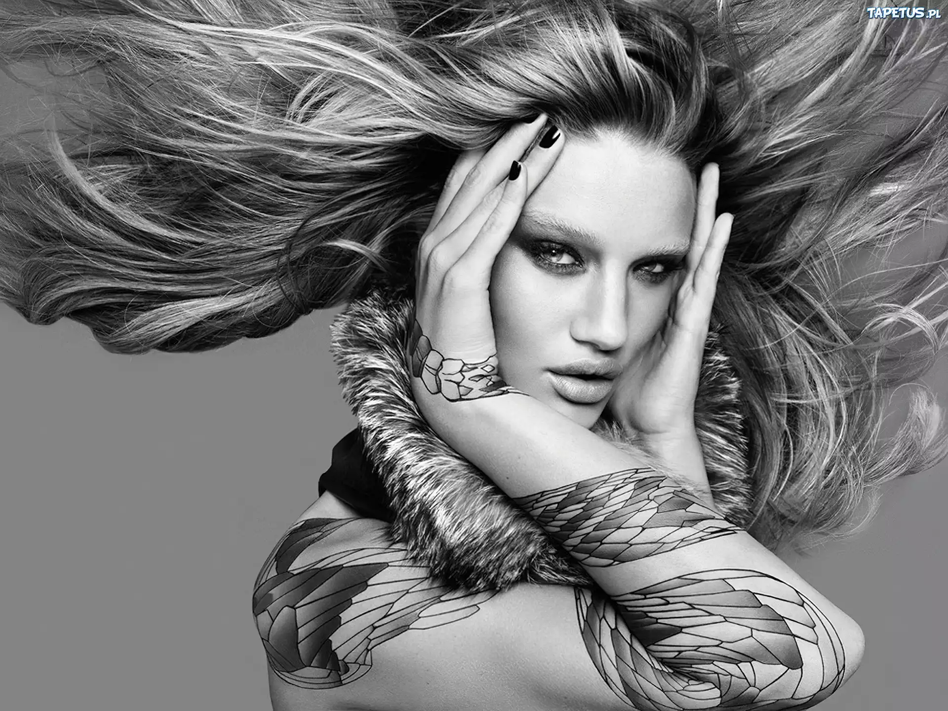Rosie Huntington Whiteley, Tatuaż, Rozwiane, Włosy