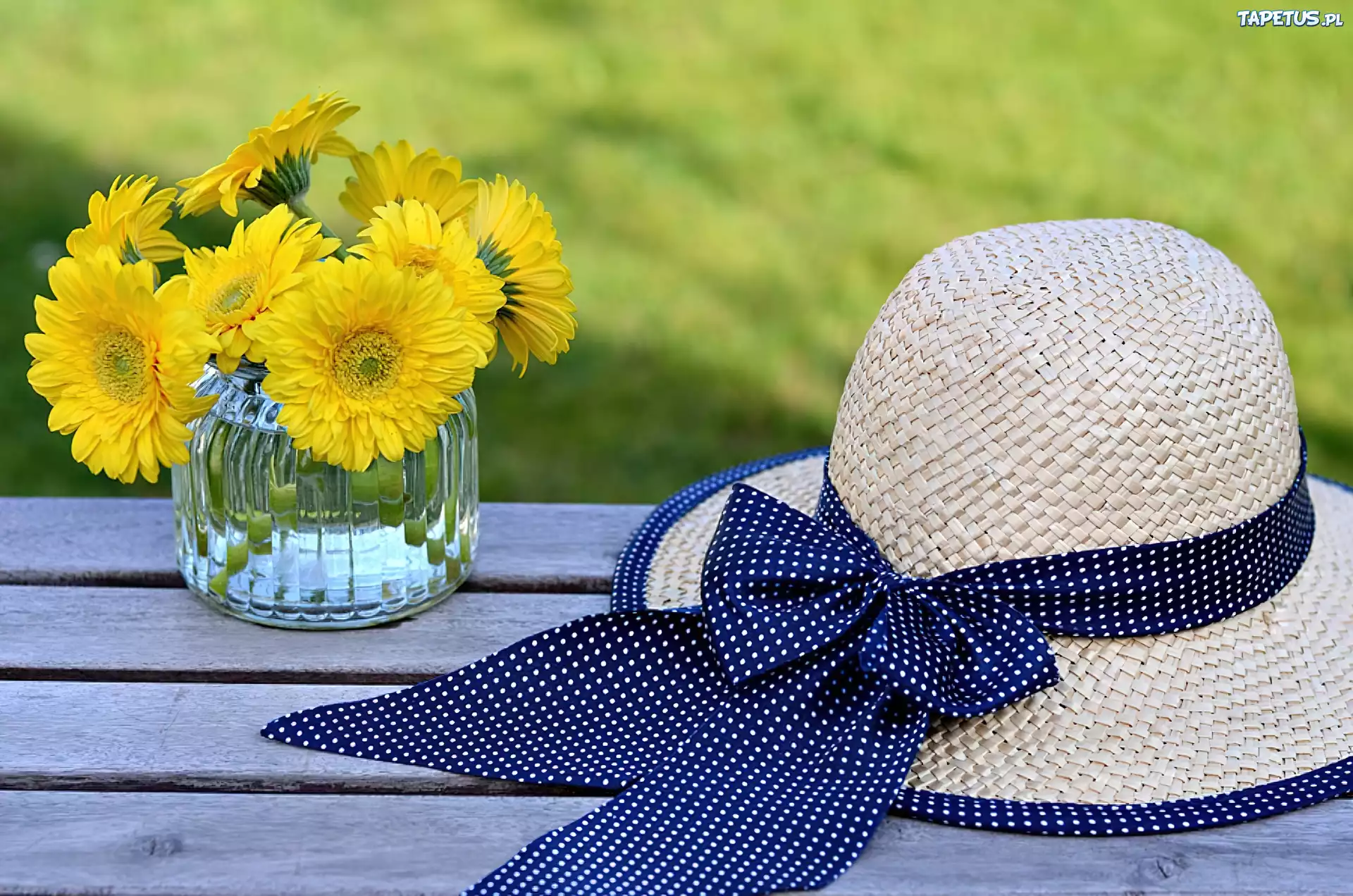 В большой соломенной шляпе расписанной чудесными цветами. Соломенная шляпа. Шляпа летняя соломенная. Цветы в соломенной шляпе. Шляпка цветок.