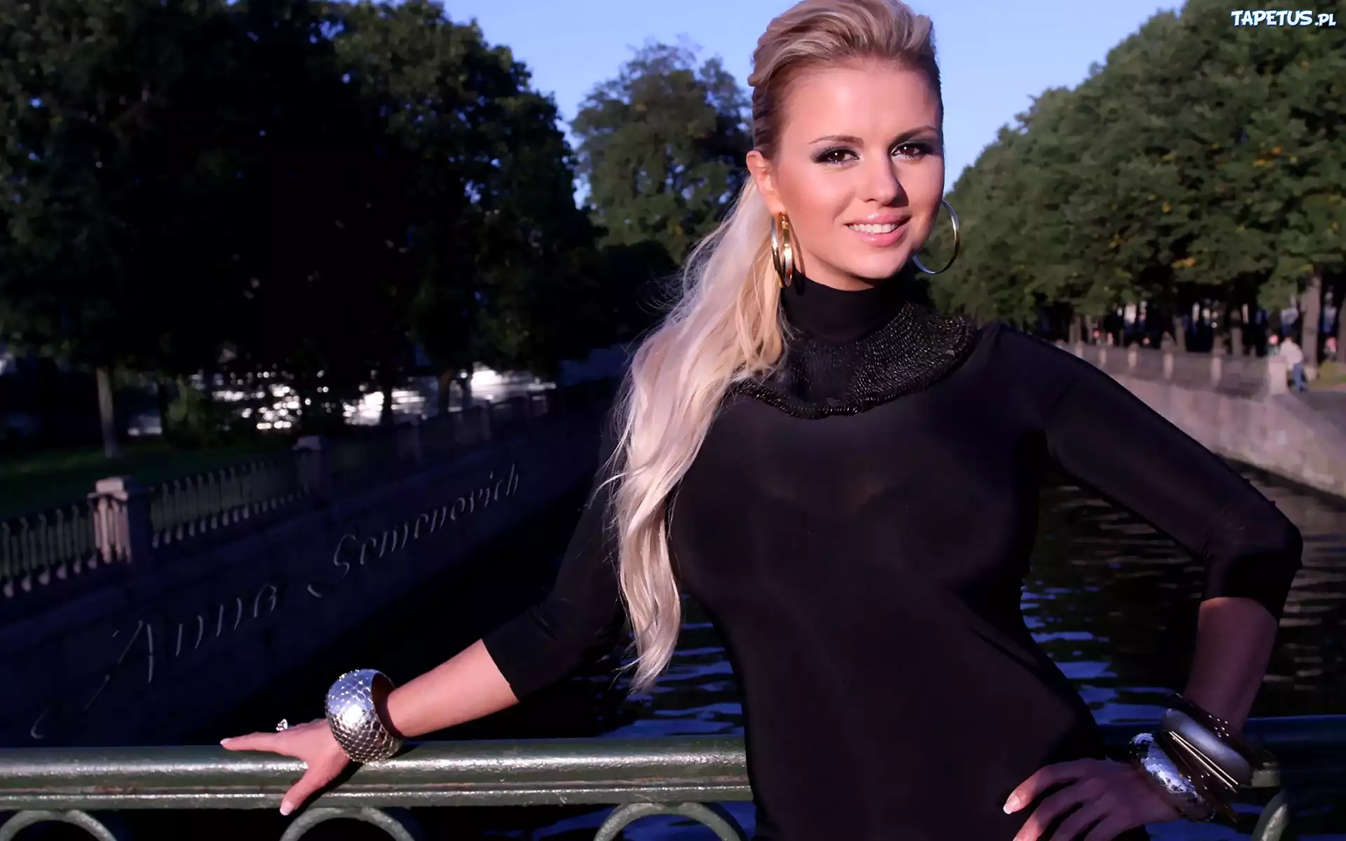 Anna Semenovich, Czarna, Suknia