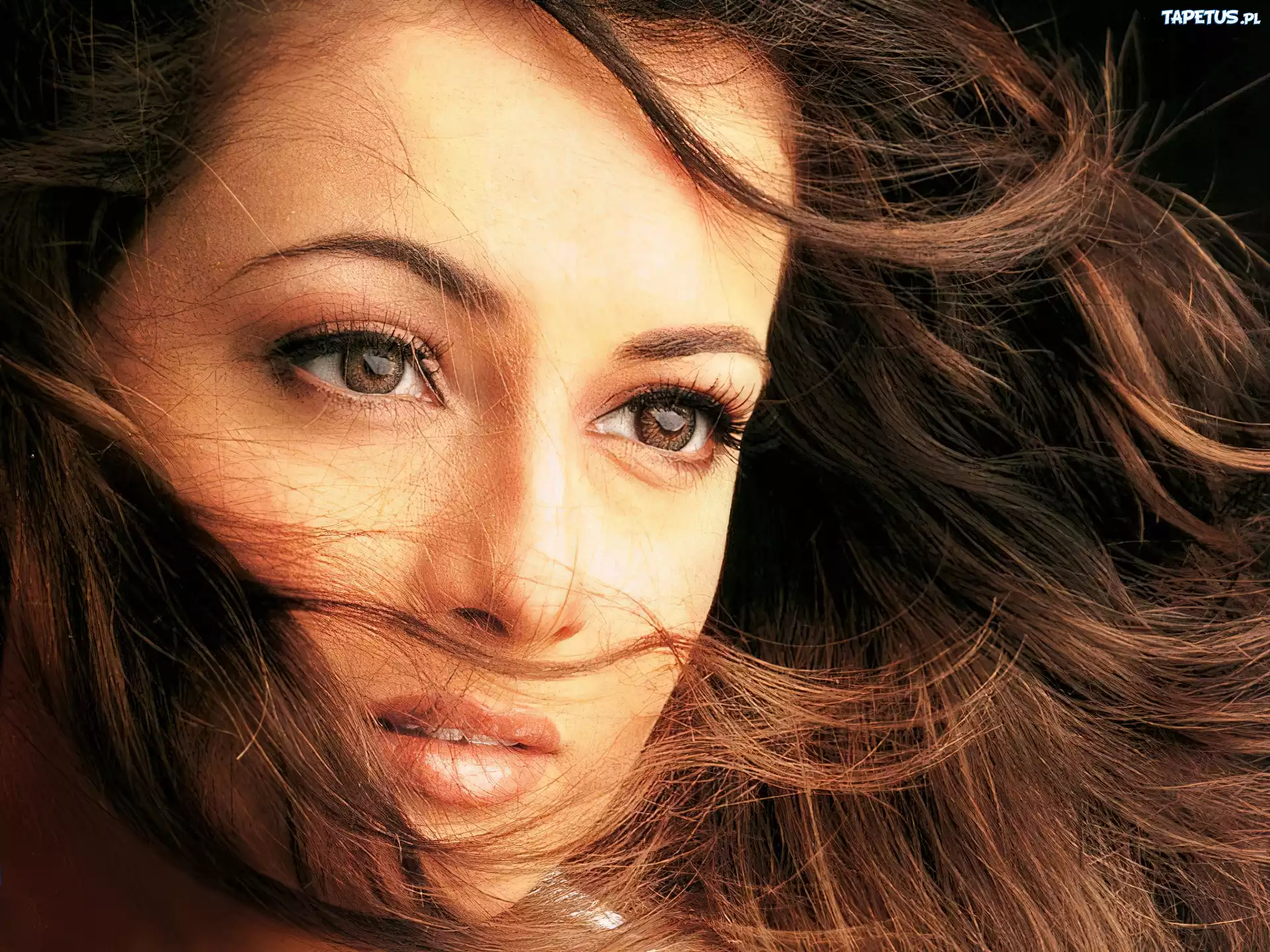 Diya Mirza, Twarz, Włosy