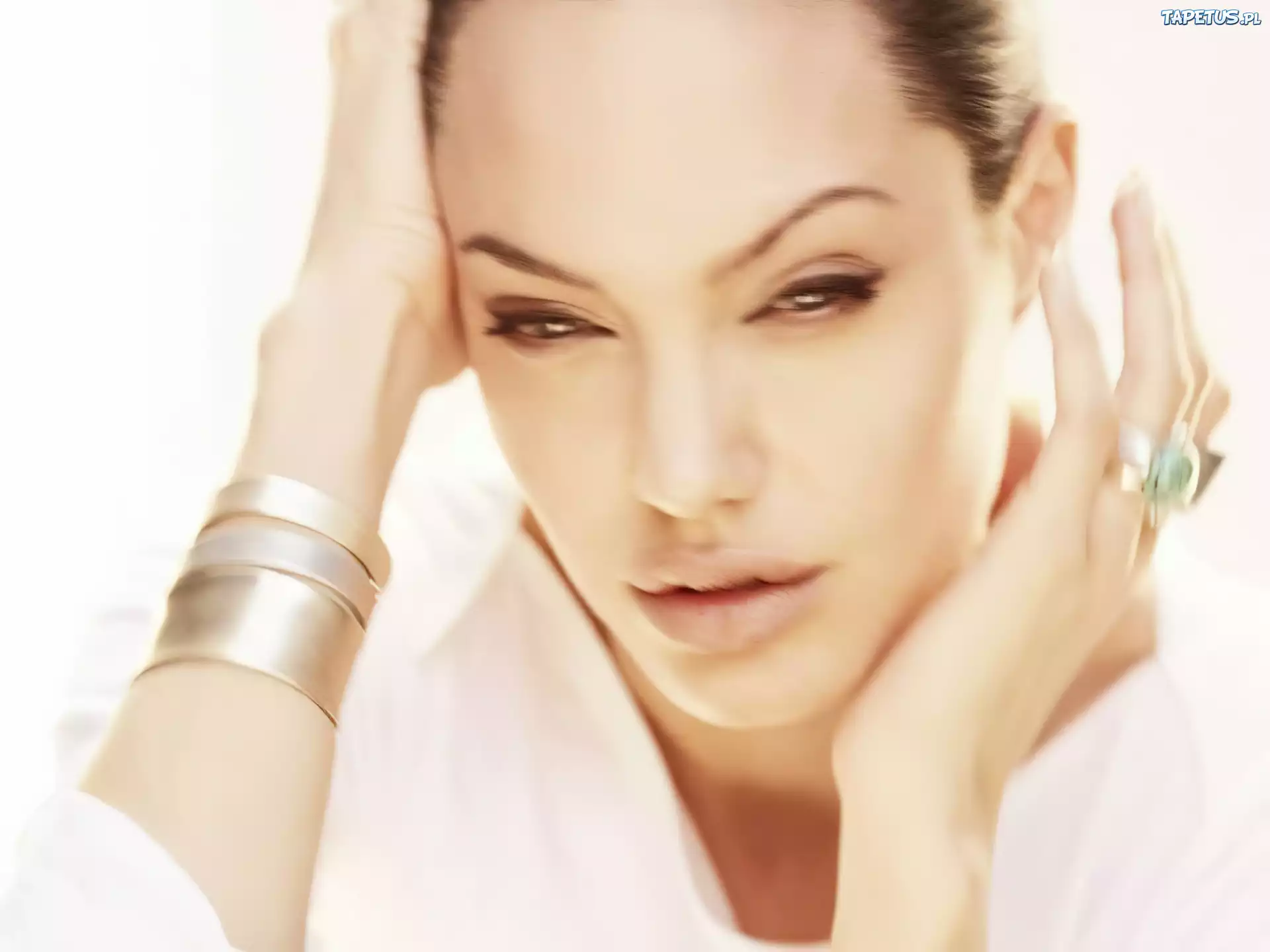 Angelina Jolie, bransoleta