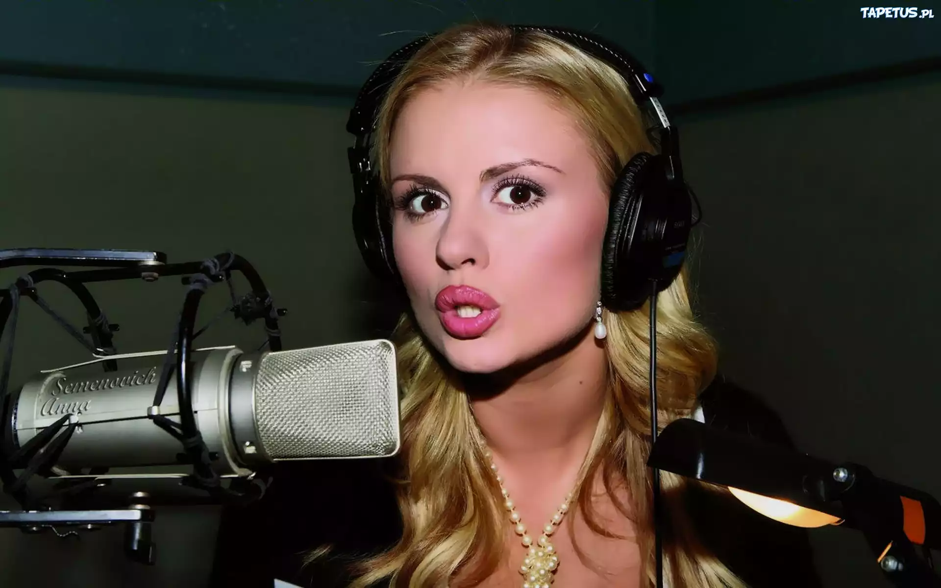 Anna Semenovich, Mikrofon