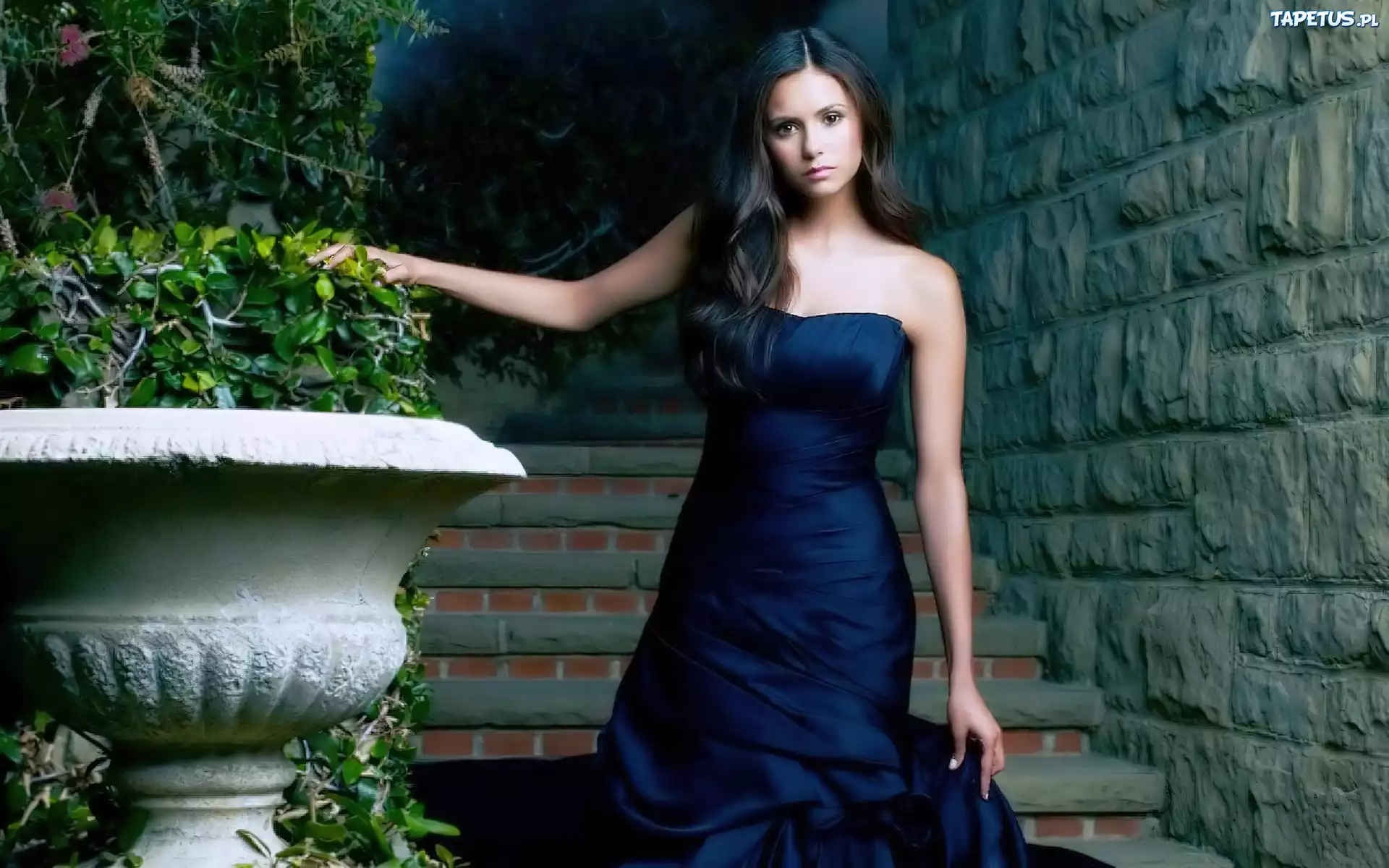 Nina Dobrev, Czarna, Suknia, Schody, Donica