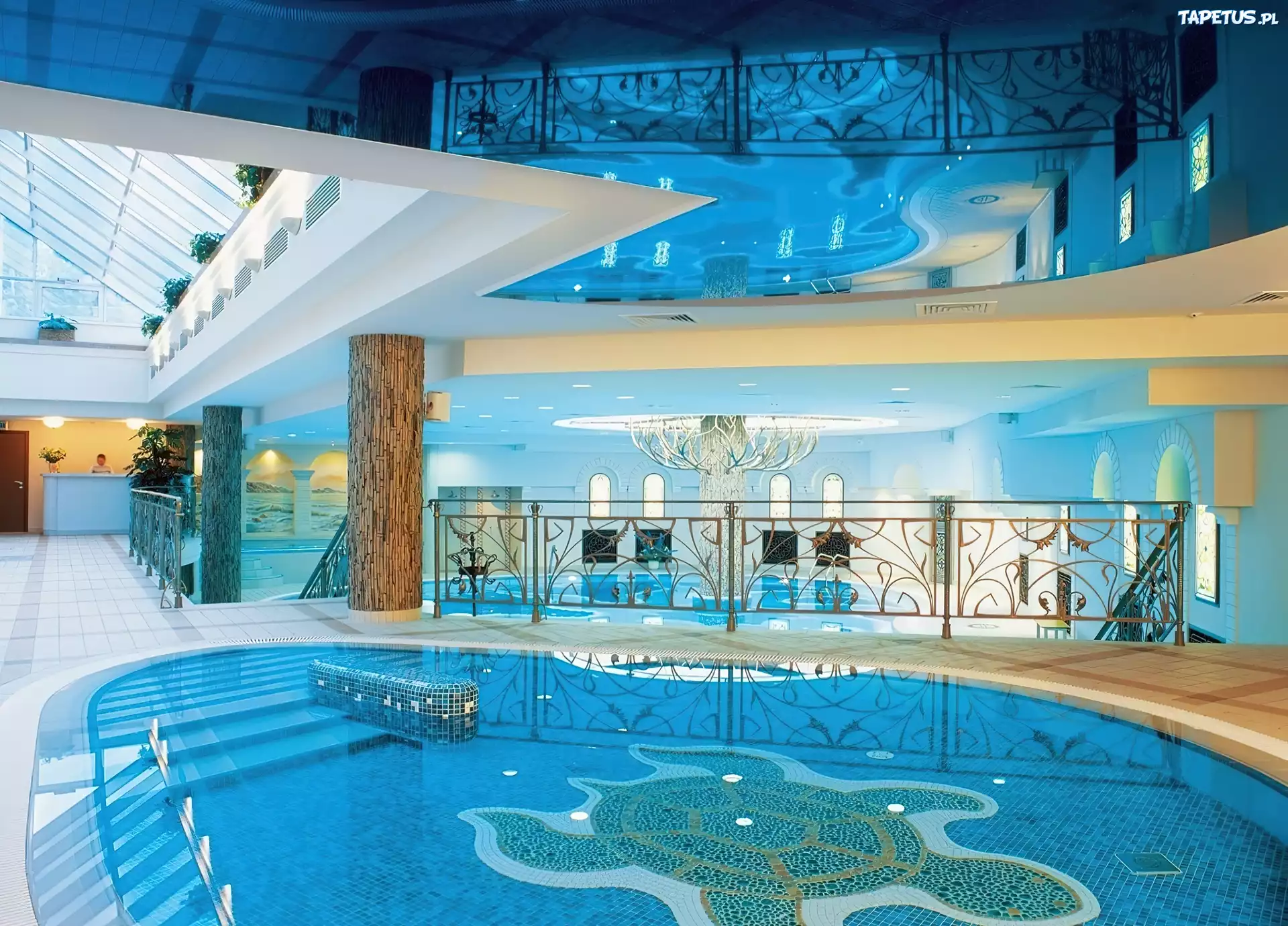 Basen, Hotel