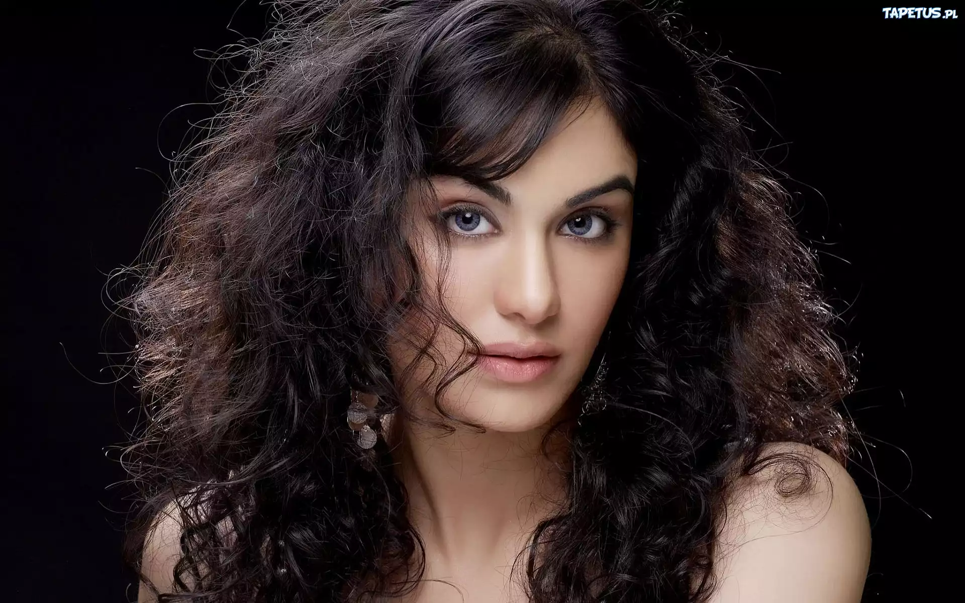 Urocza, Adah Sharma