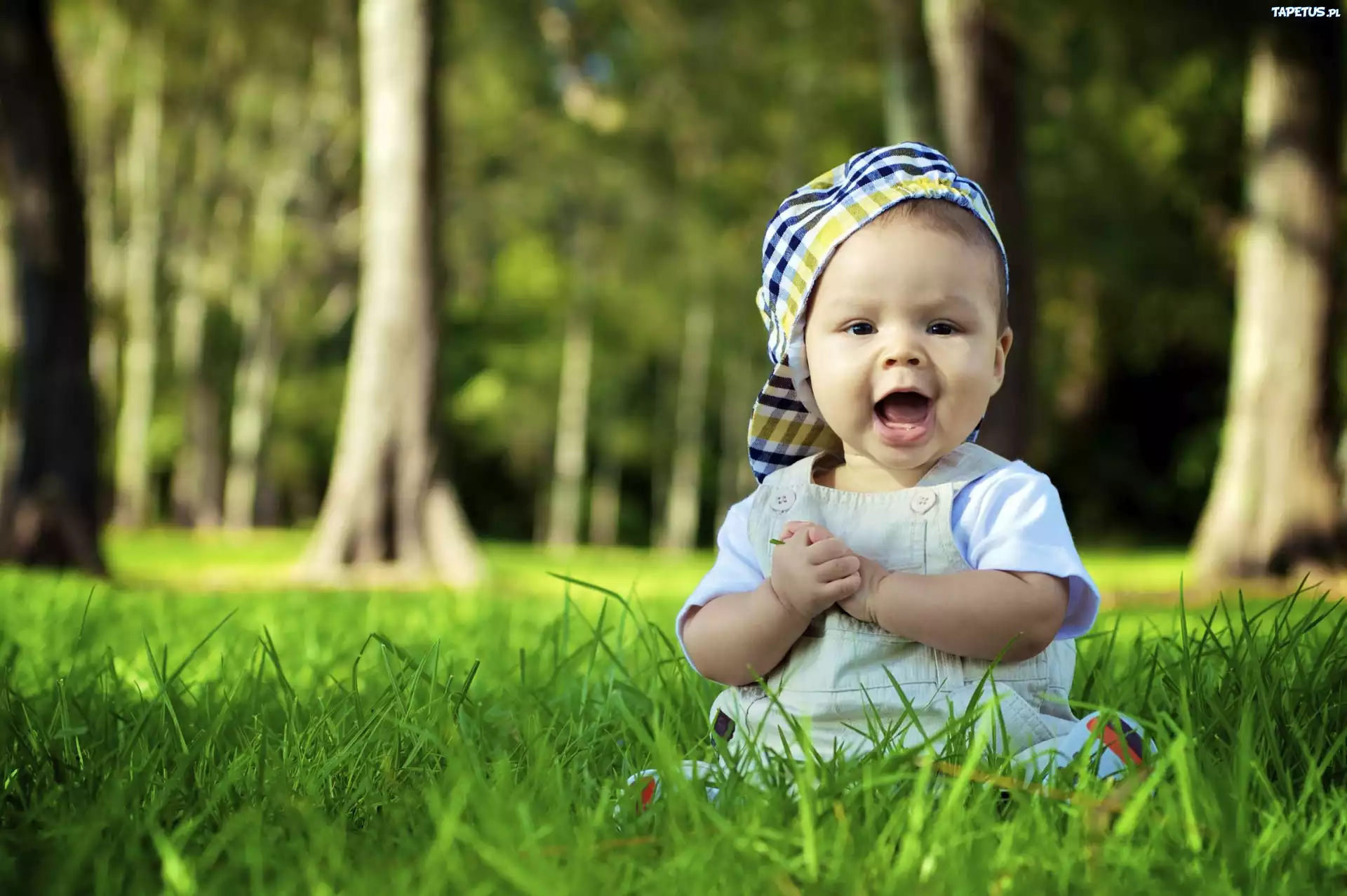 Baby is happy. Малыш на траве. Малыш на травке. Младенец в траве. Счастливый мальчик.