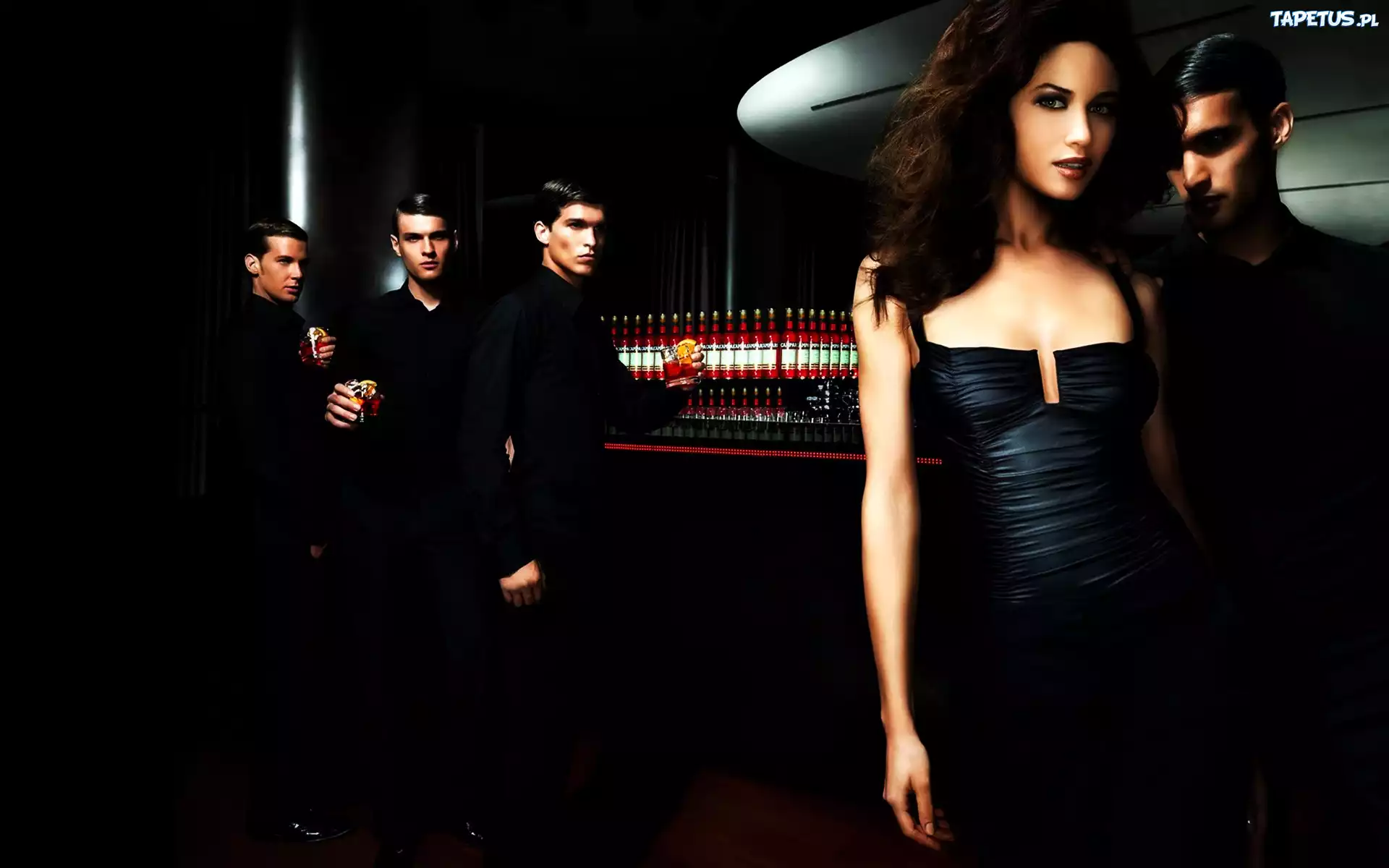 Olga Kurylenko, Bar, Mężczyźni, Czerń