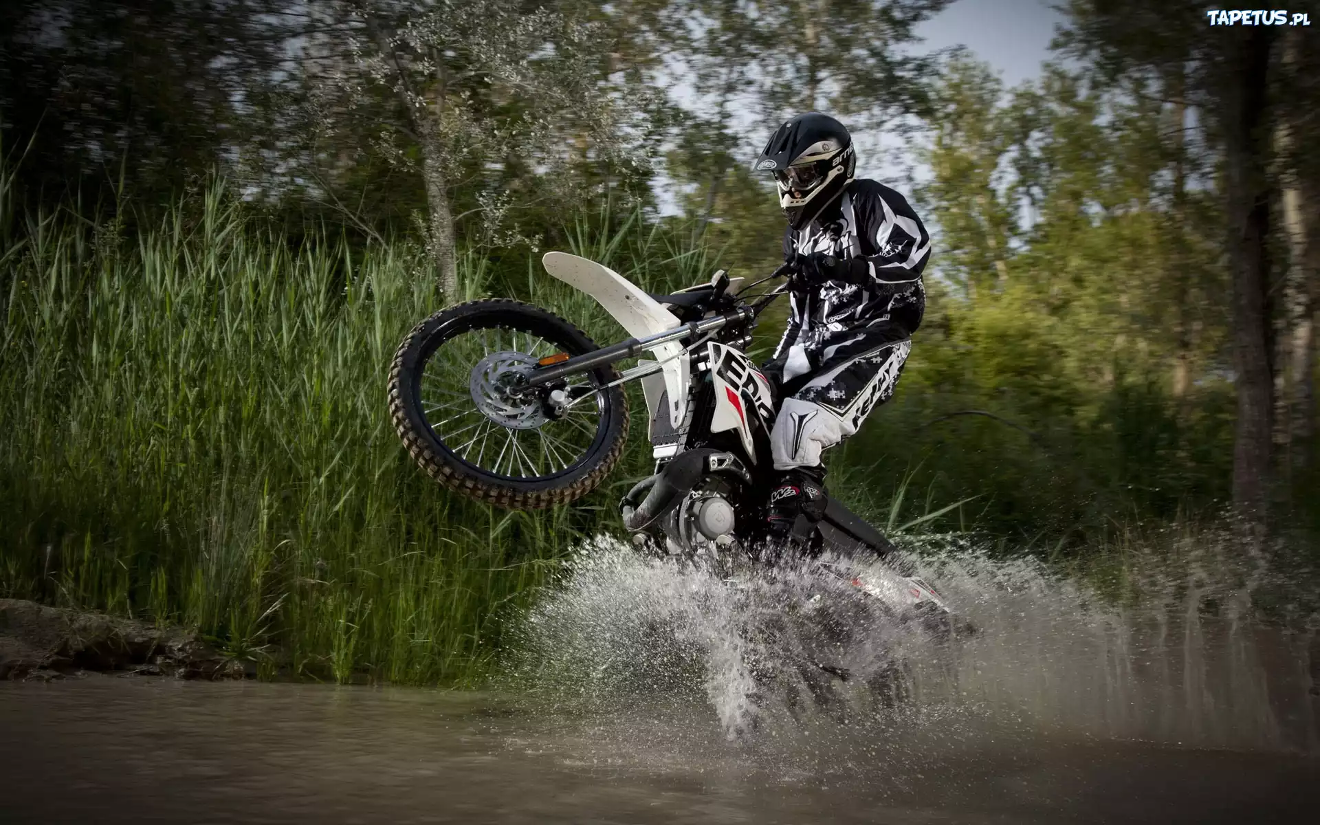 Woda, Trzciny, Motocyklista, Cross