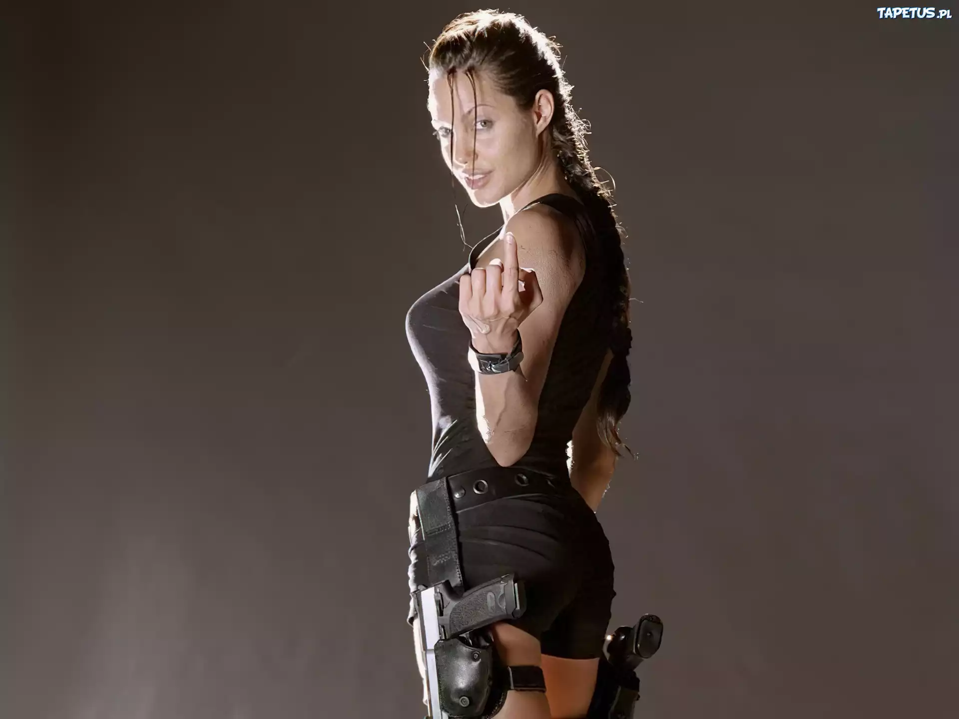 Angelina Jolie, warkocz, broń