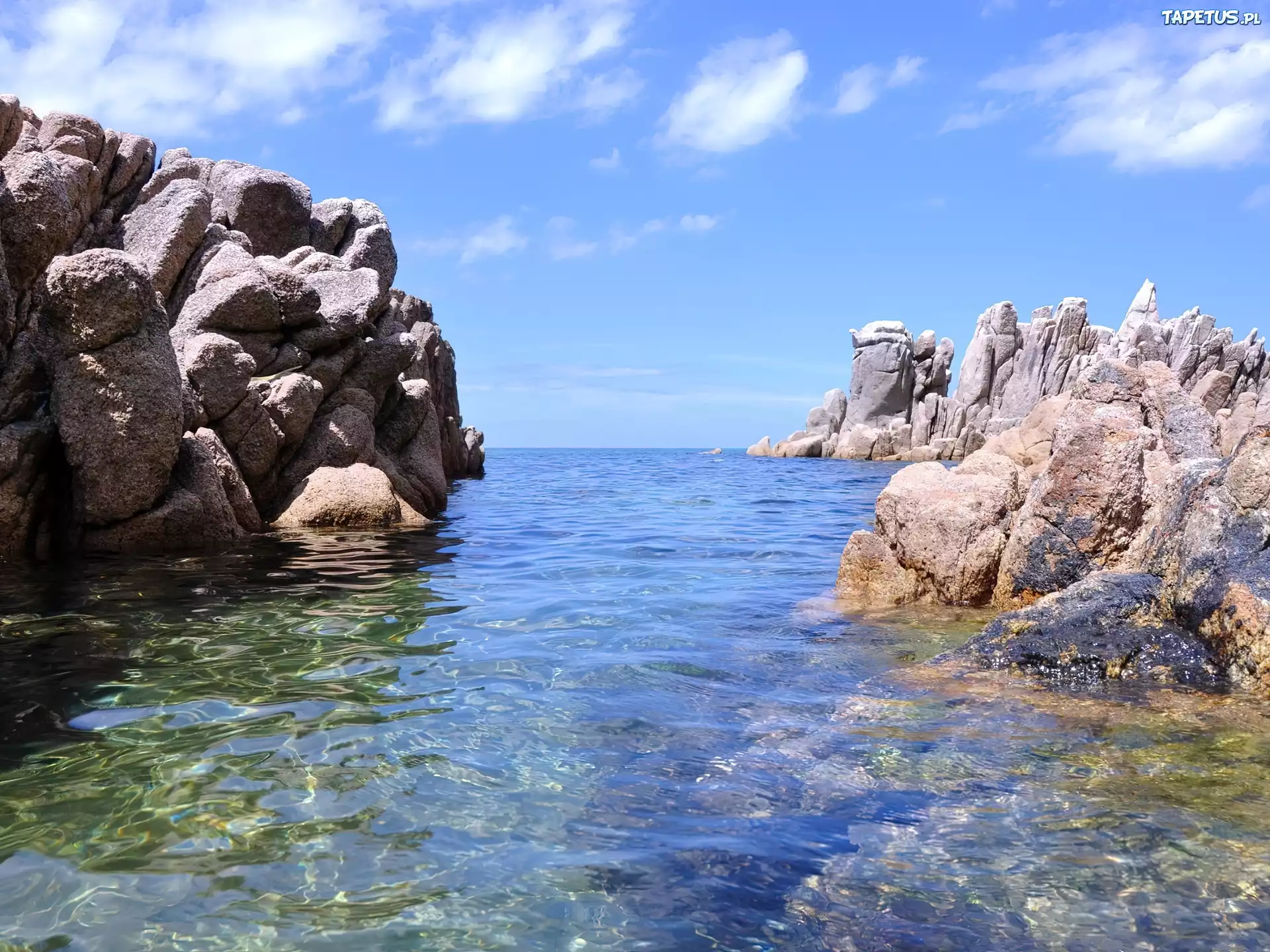 Берег высокая скала. Море скалы. Камни на берегу. Скалы в воде. Небольшие скалы в море.