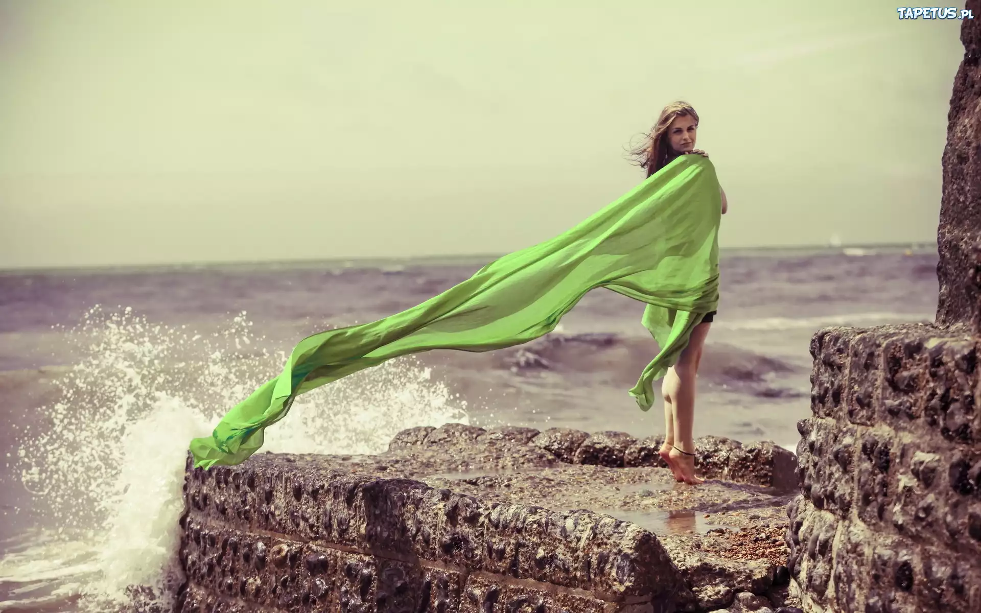 Девушка на пляже в развивающимся на ветру плье без смс