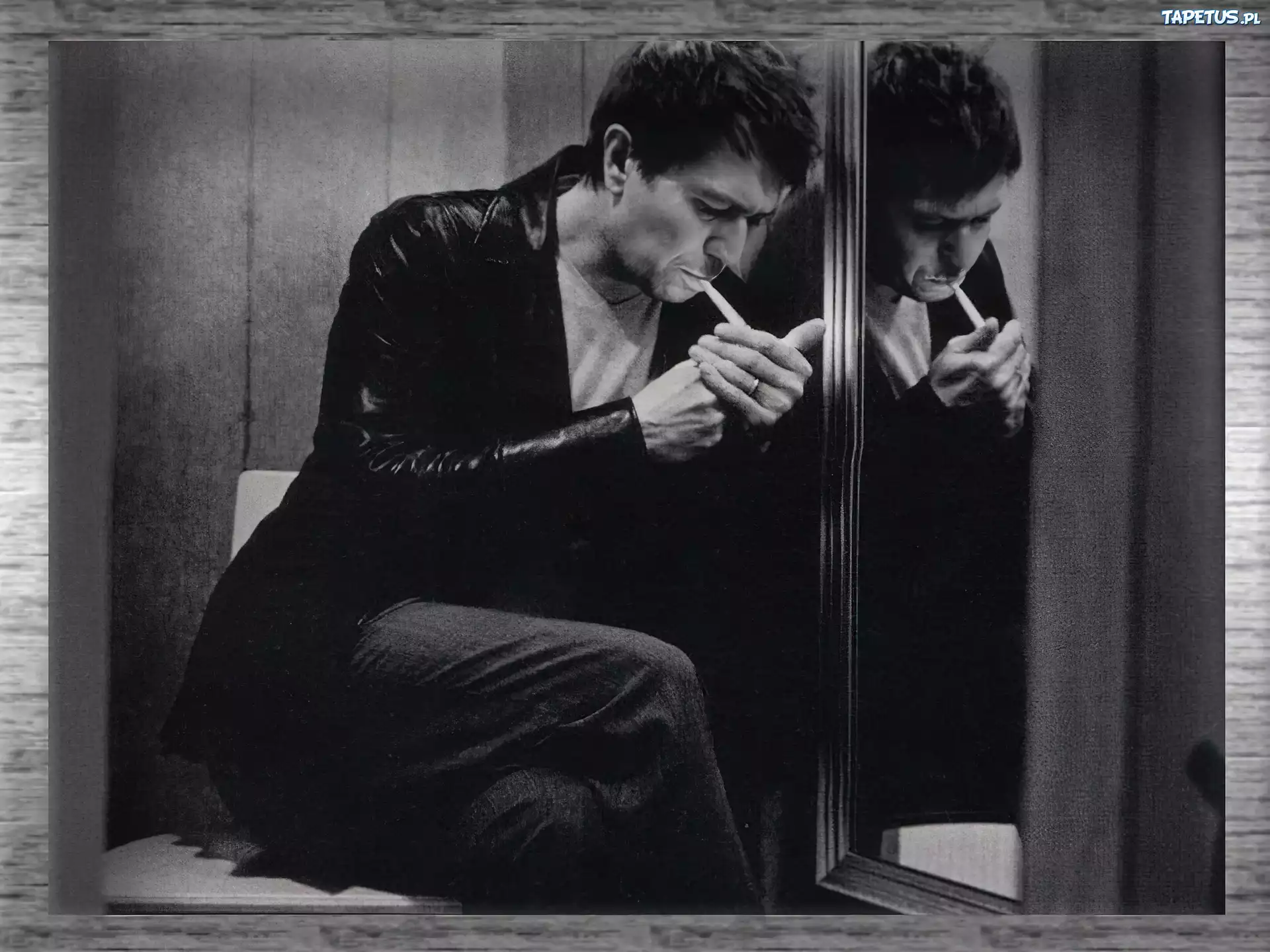 Gary Oldman,kurtka skórzana, papieros
