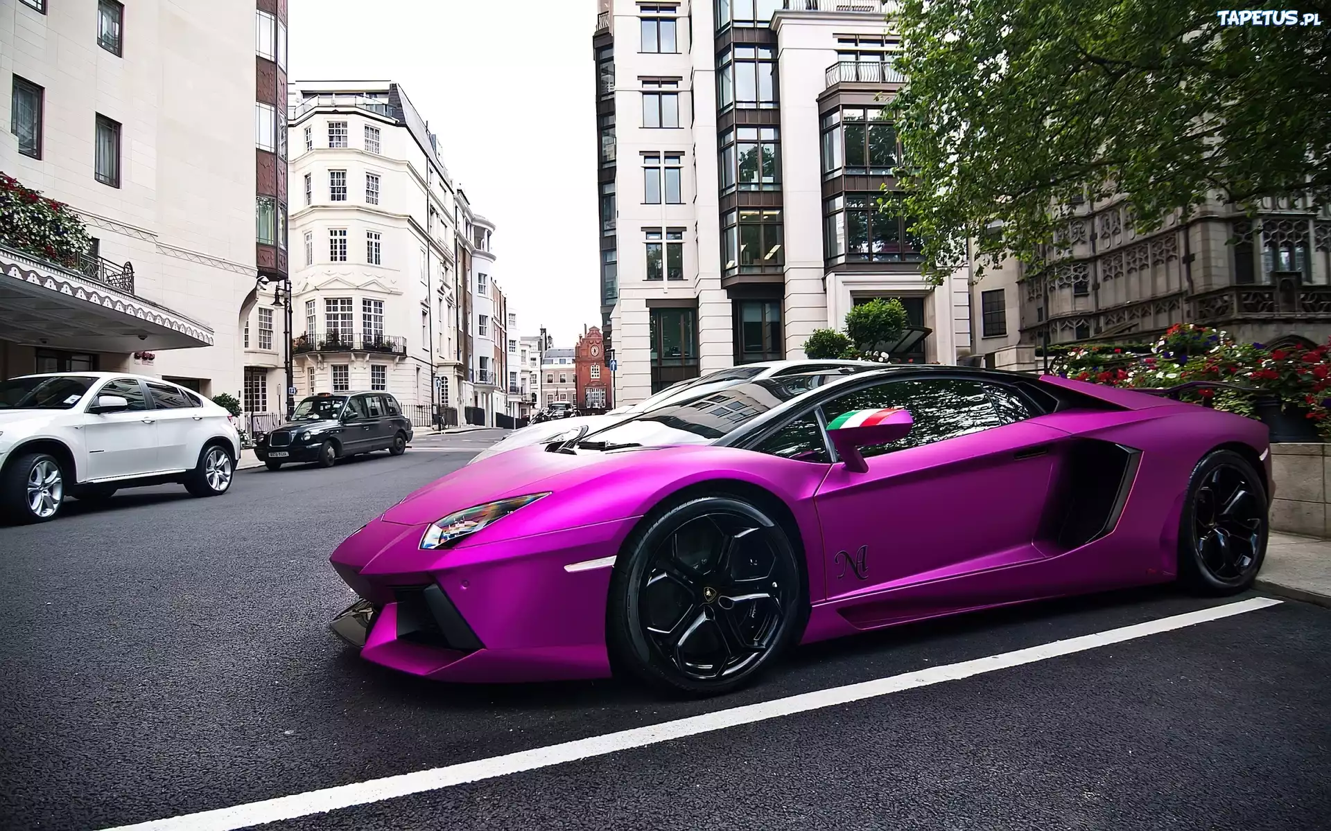 Purpurowe, Lamborghini Aventador, Miasto