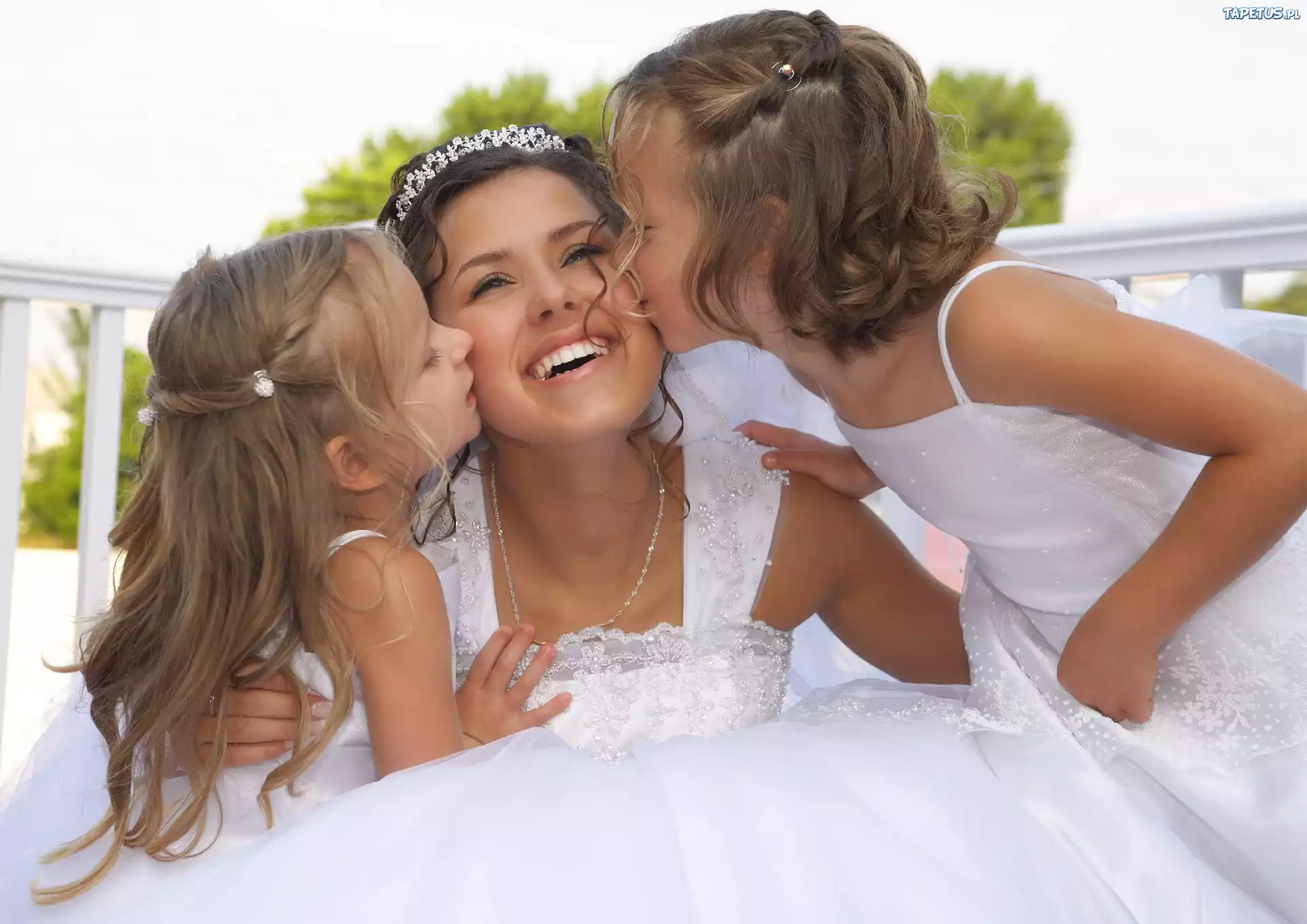 Лесбиянки мама папа. Невеста с детьми на свадьбе. Мама и дочка. Невеста с дочкой. Счастливая невеста.