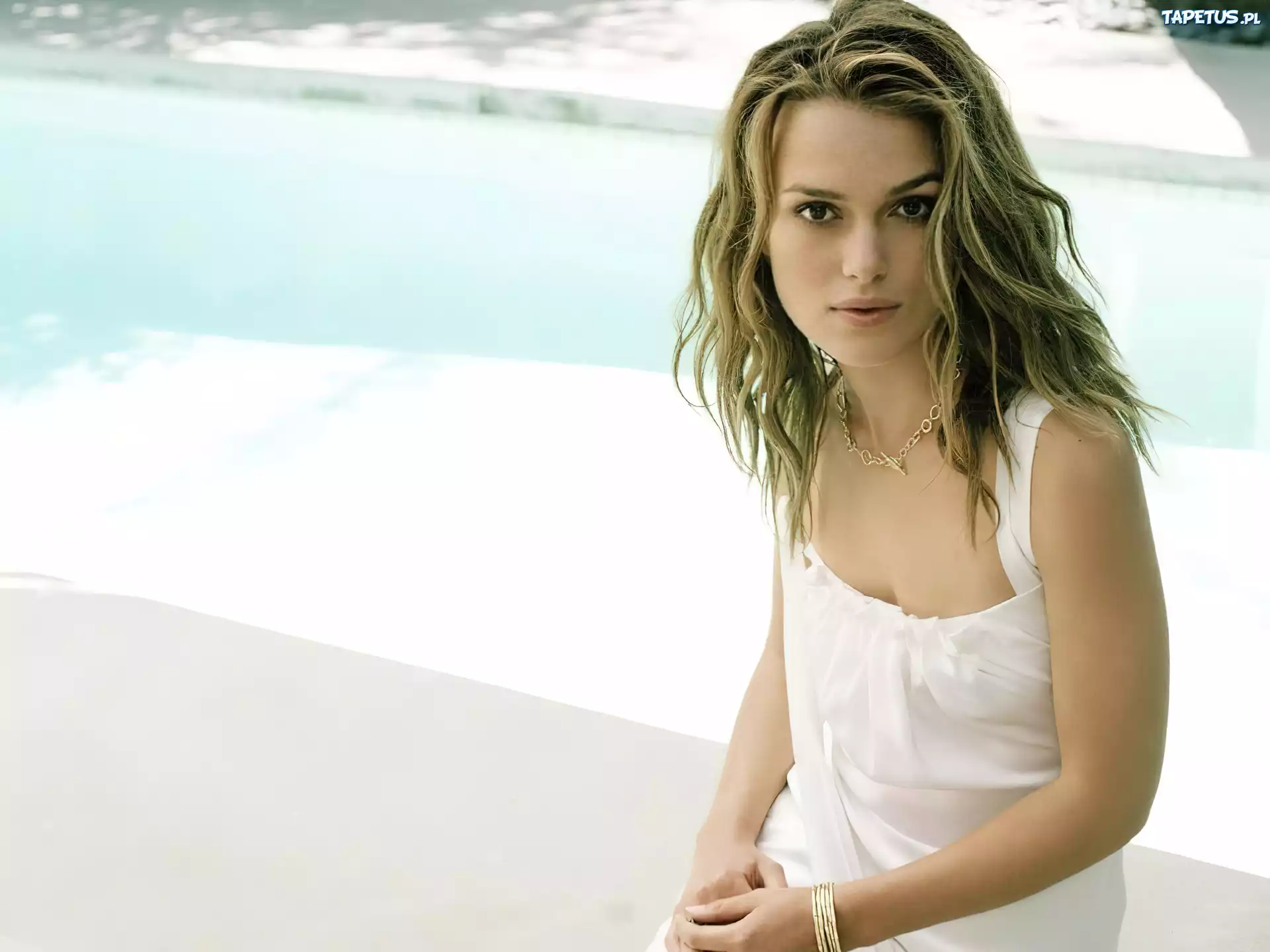 Keira Knightley, Basen, Biała Sukienka