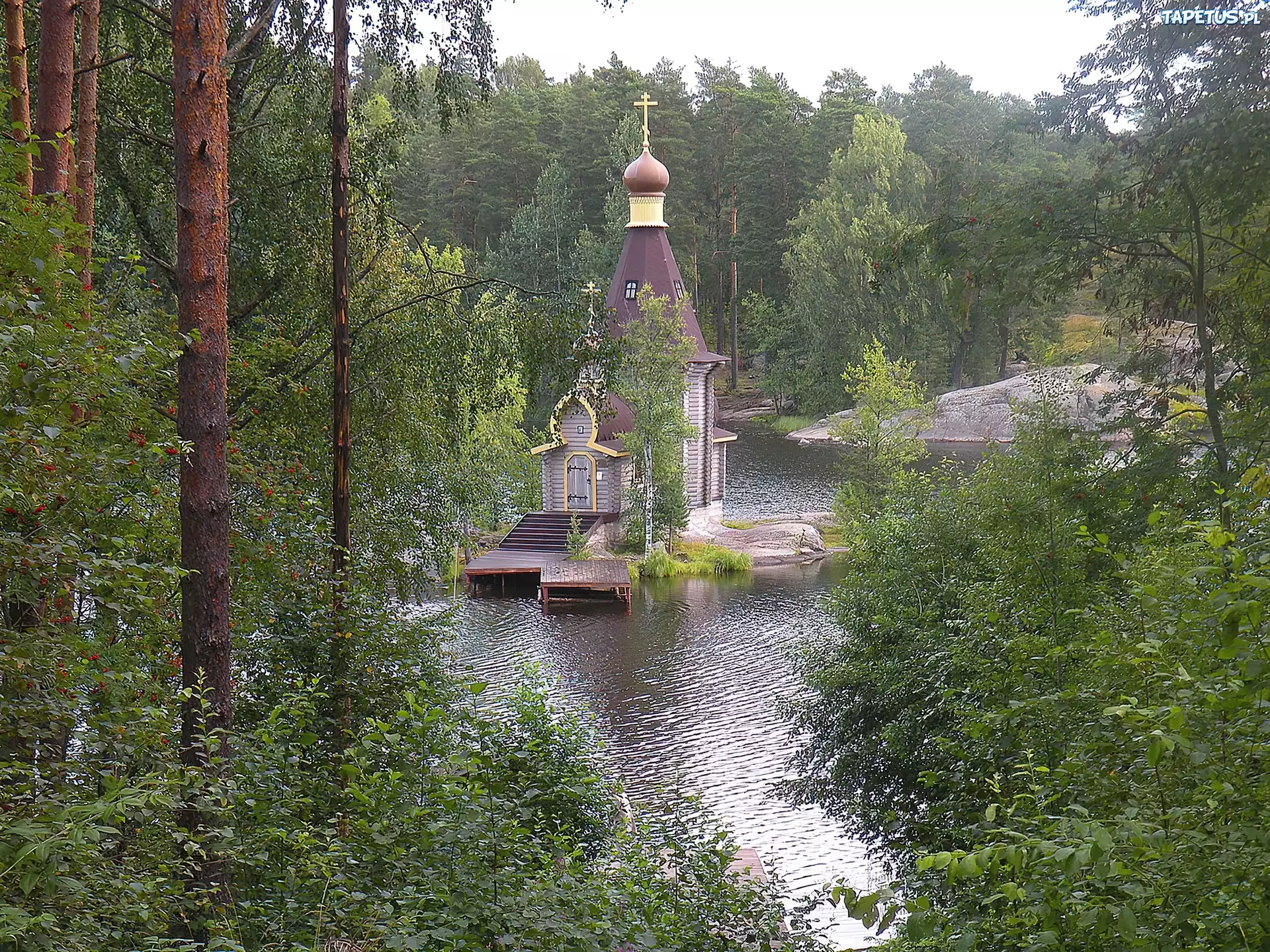 Cerkiew, Jezioro, Drzewa