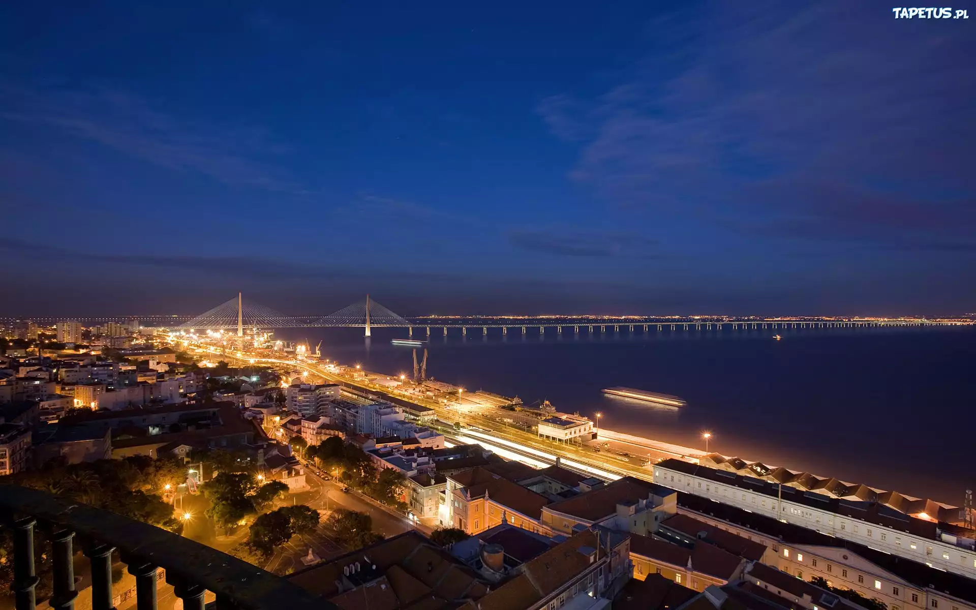 Most, Rzeka, Miasto