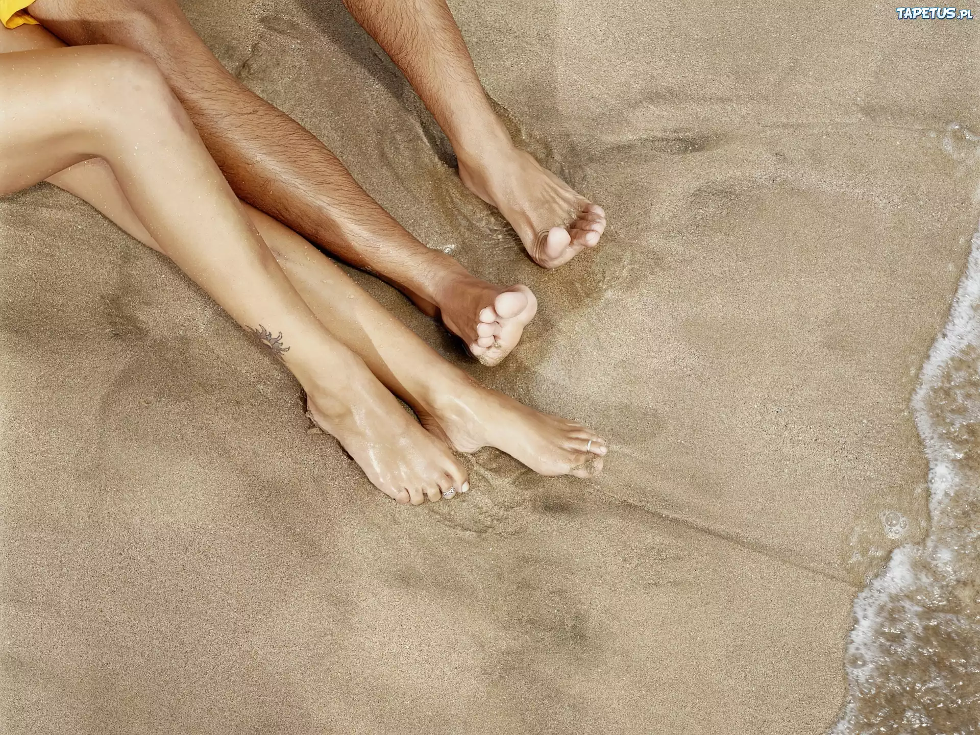 Женские ноги у мужчин. Женские ноги. Мужские и женские ноги на пляже. Красивые ноги мужские и женские. Мужские и женские ступни.