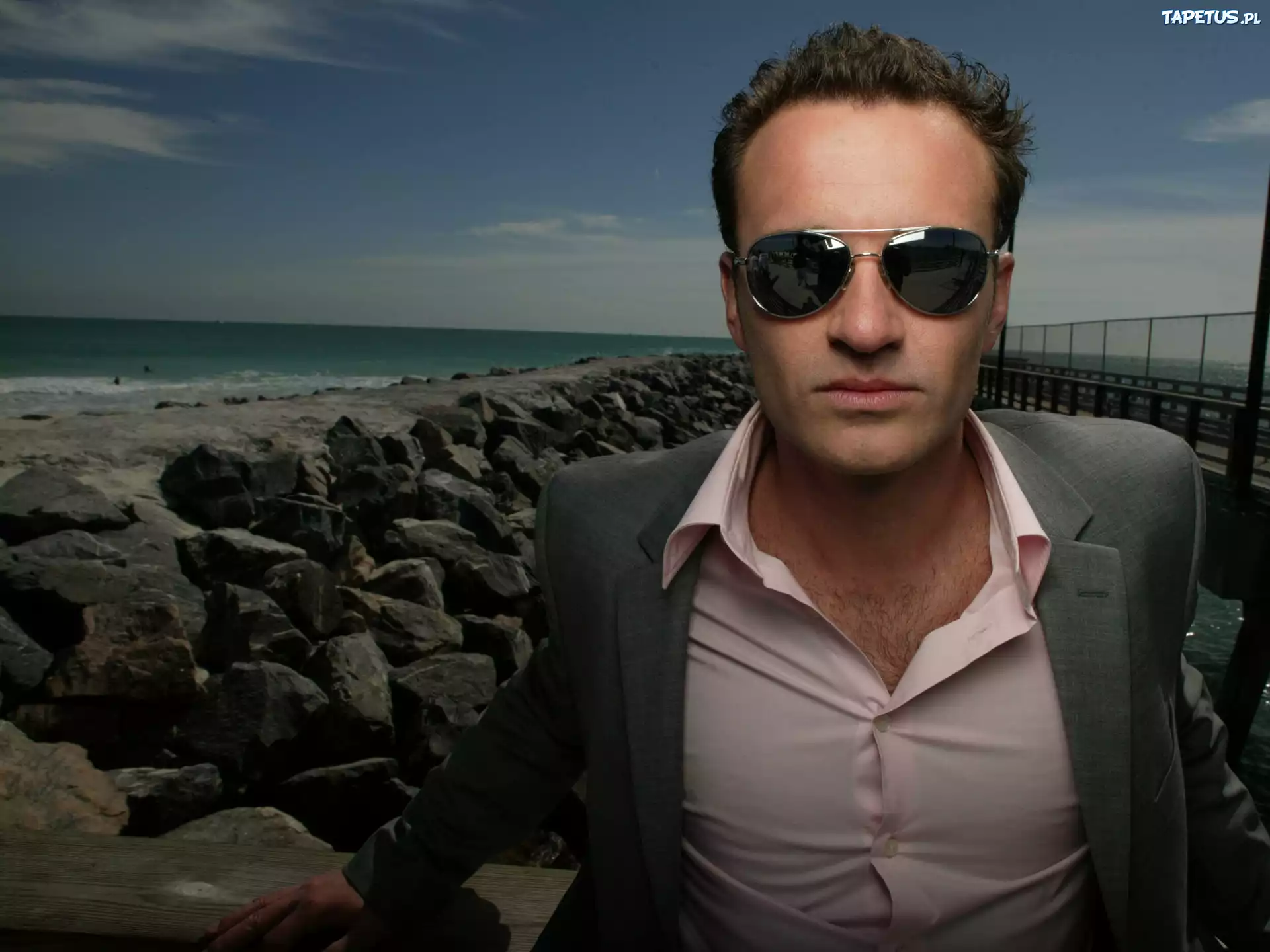 Julian McMahon, Rozpięta, Koszula, Okulary
