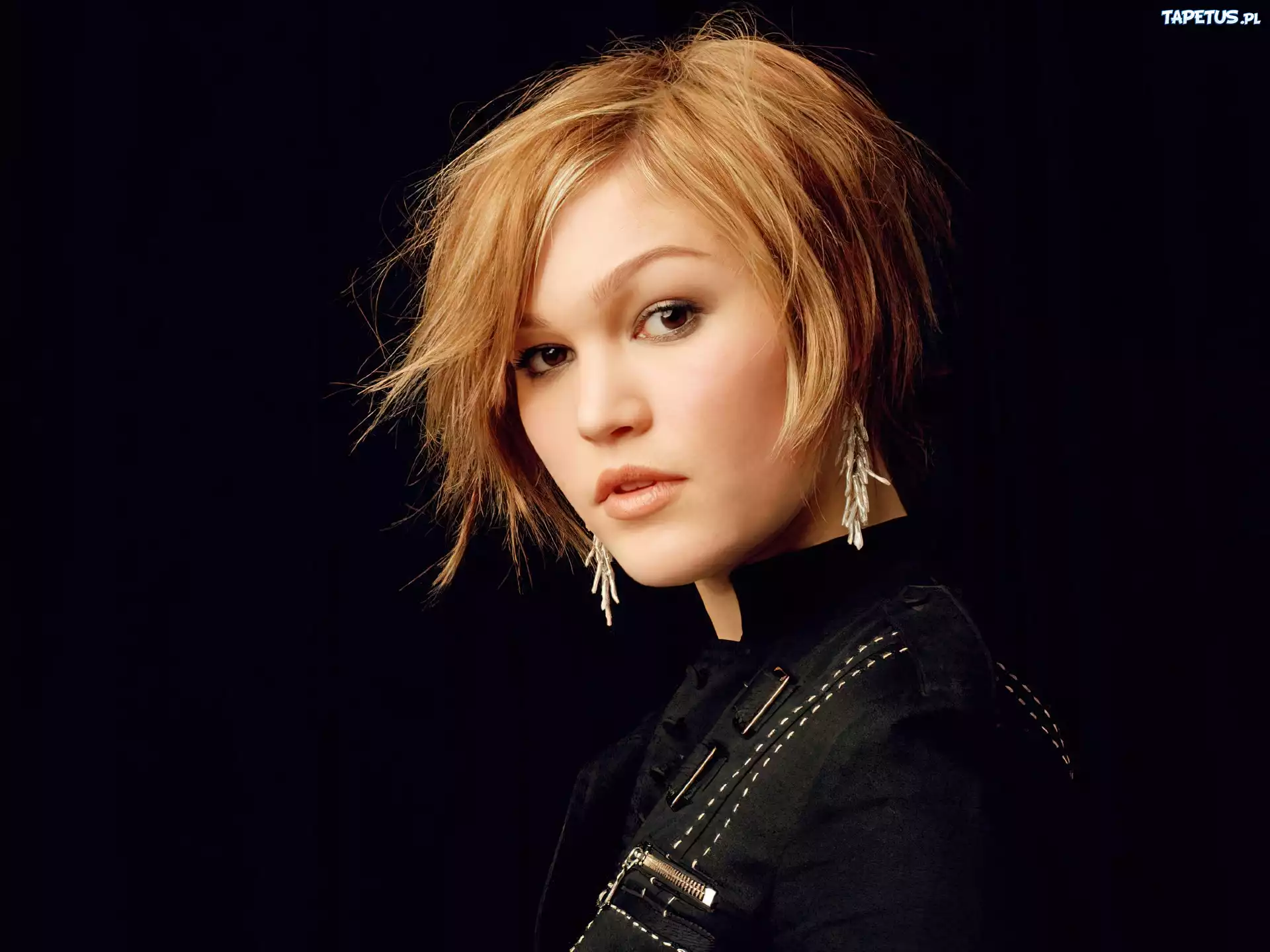 spojrzenie, Julia Stiles, kolczyki