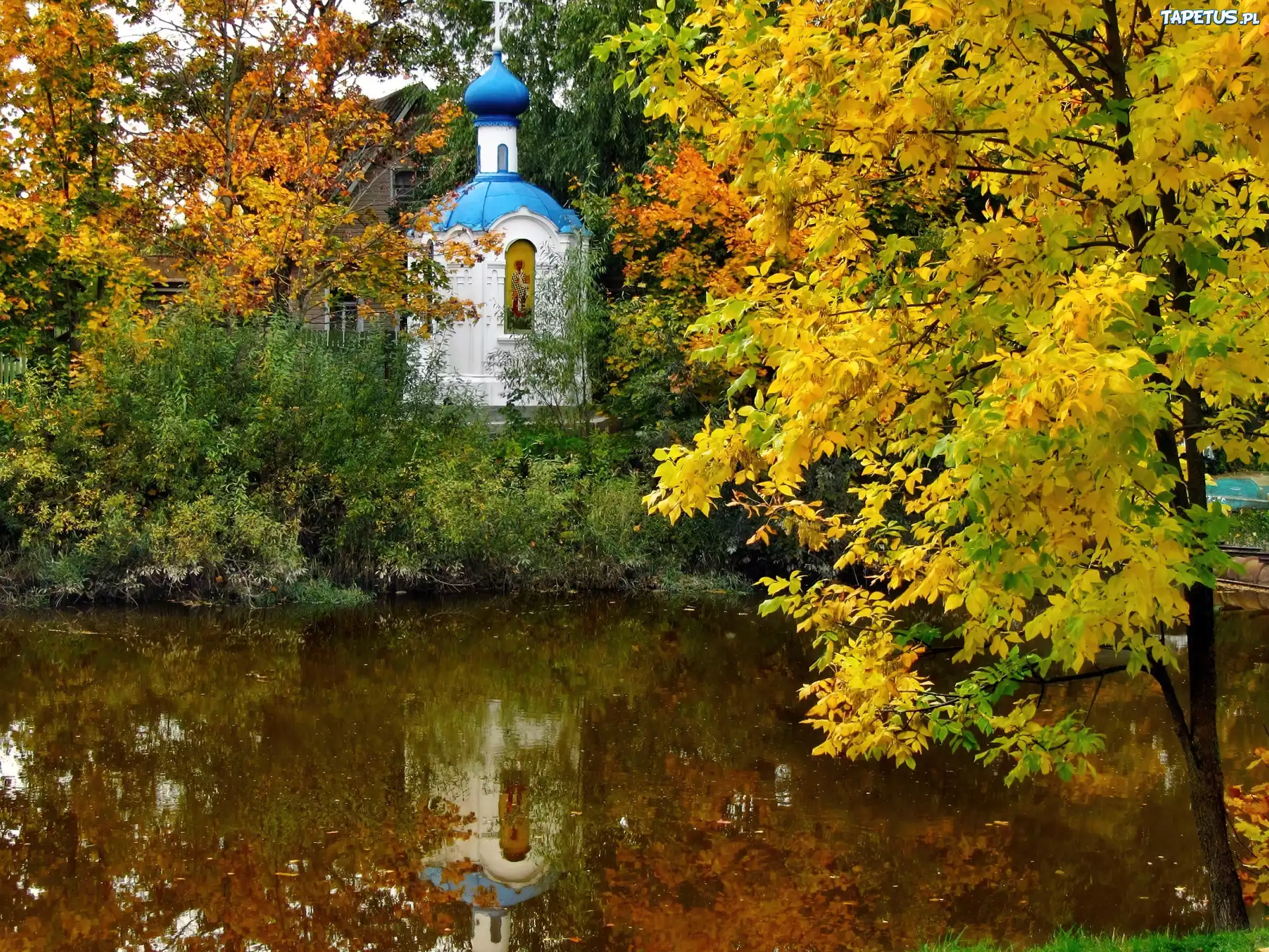 Rzeka, Drzewa, Kapliczka, Jesień