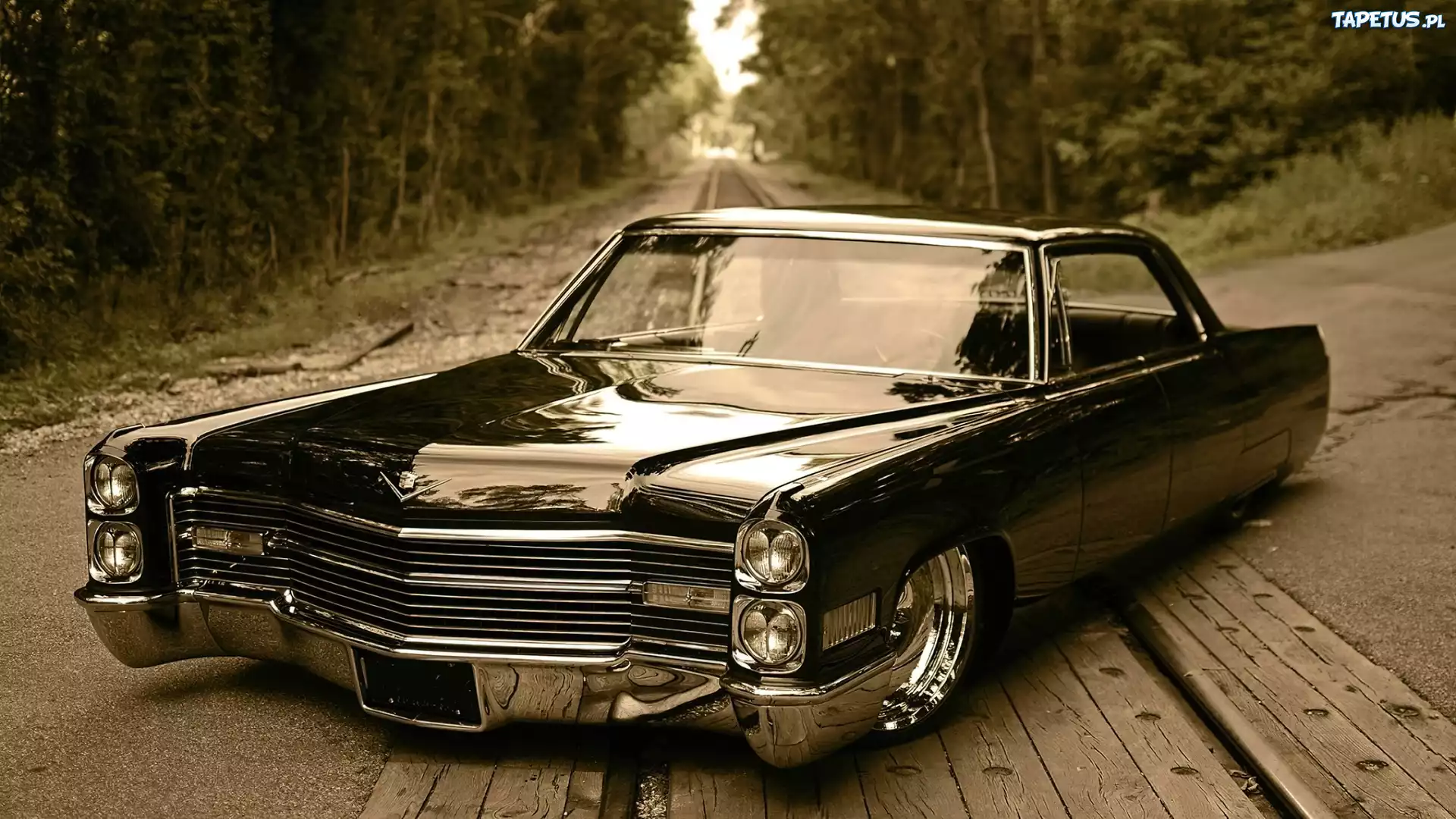 Czarny, Cadillac DeVille, Chrom, Tory
