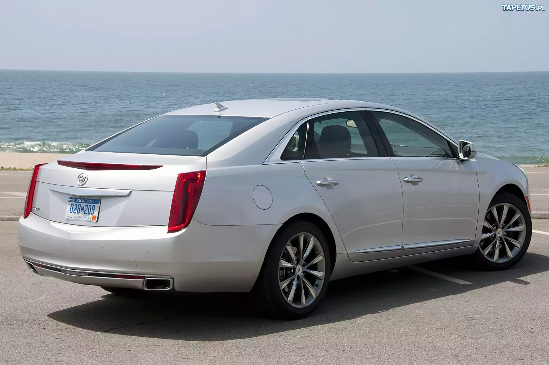 Srebrny, Cadillac XTS, Morze