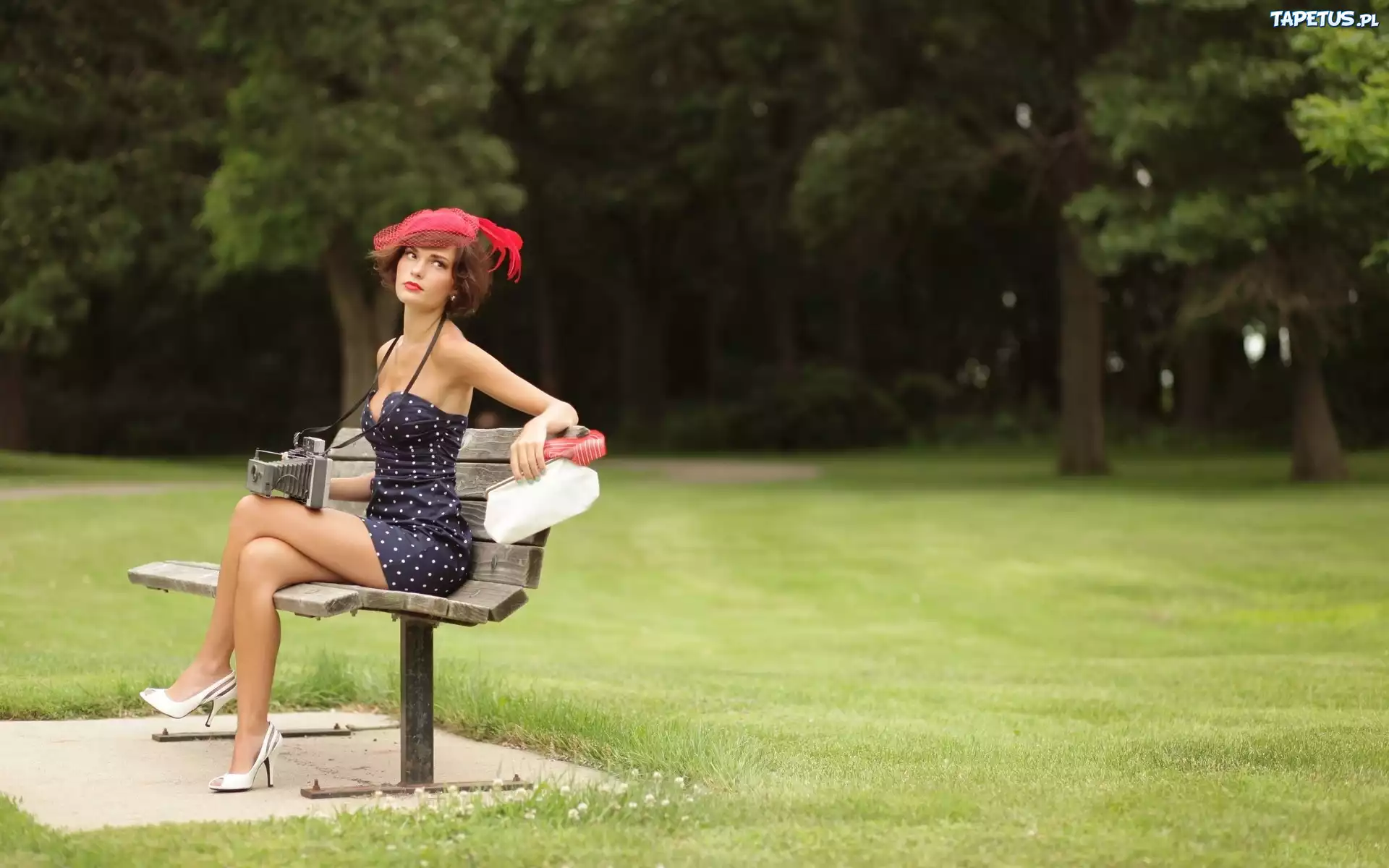 Девушка в шляпке в парке без смс