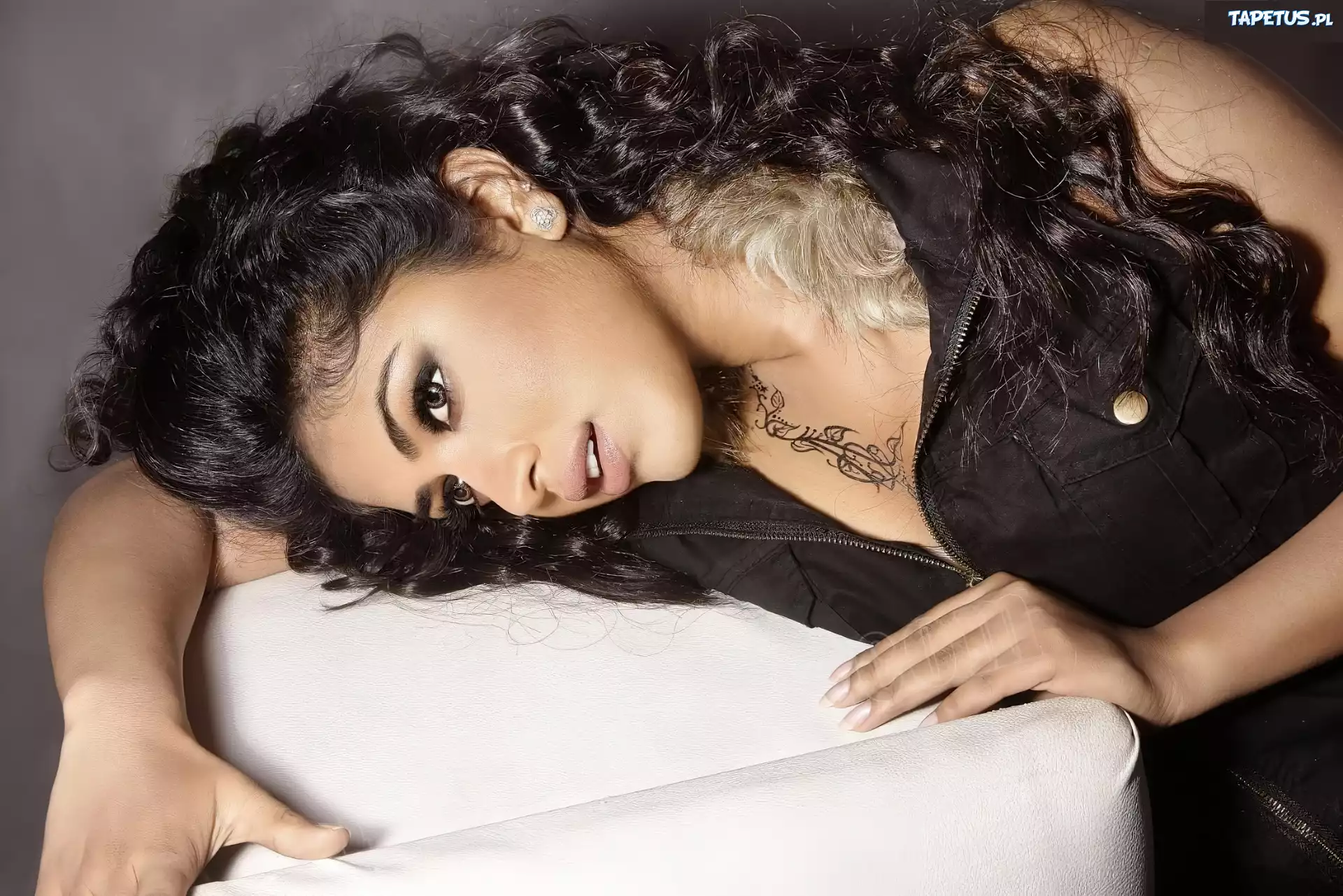 Amala Paul Poster, Brunetka, Czarna, Sukienka