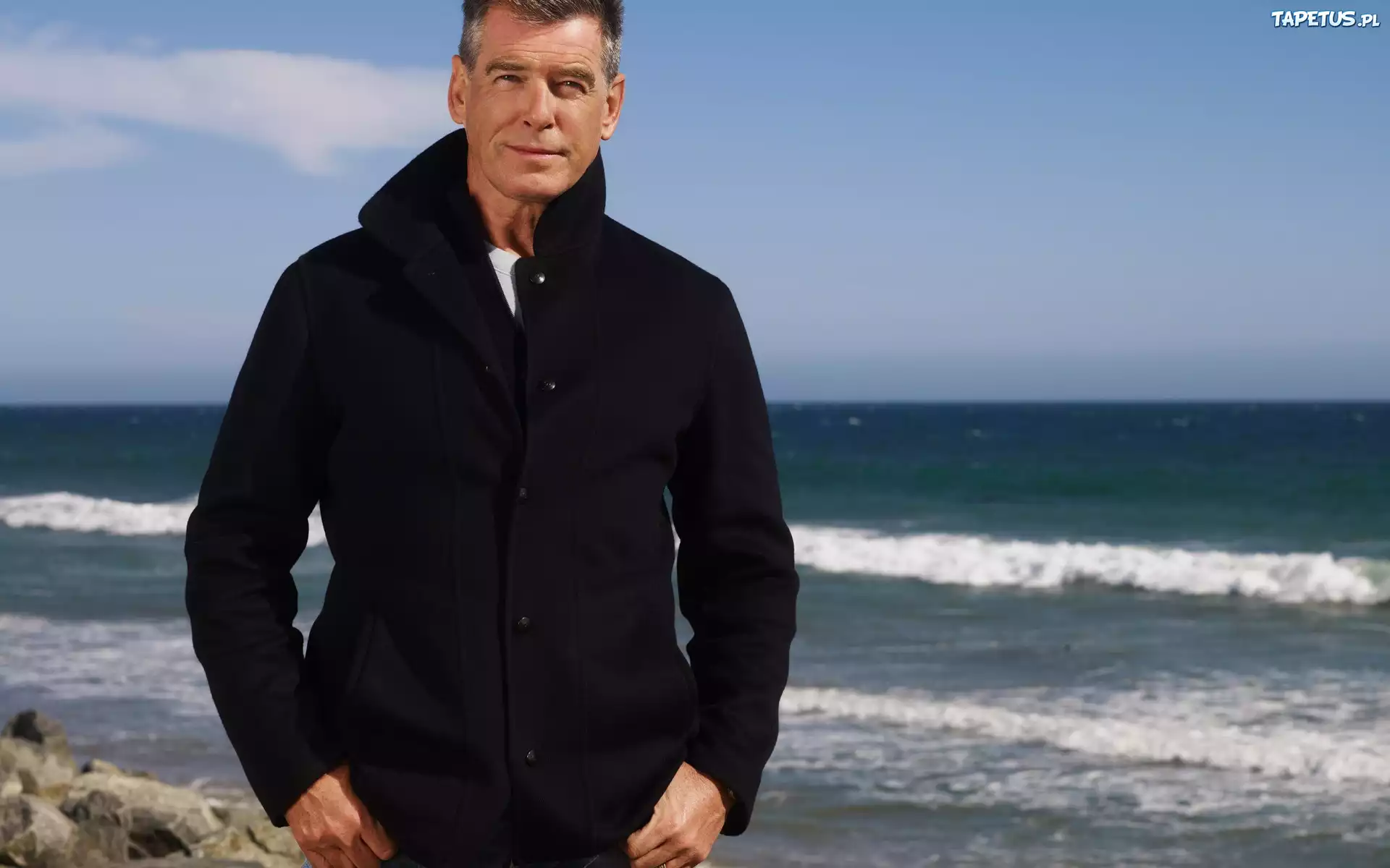Plaża, Pierce Brosnan