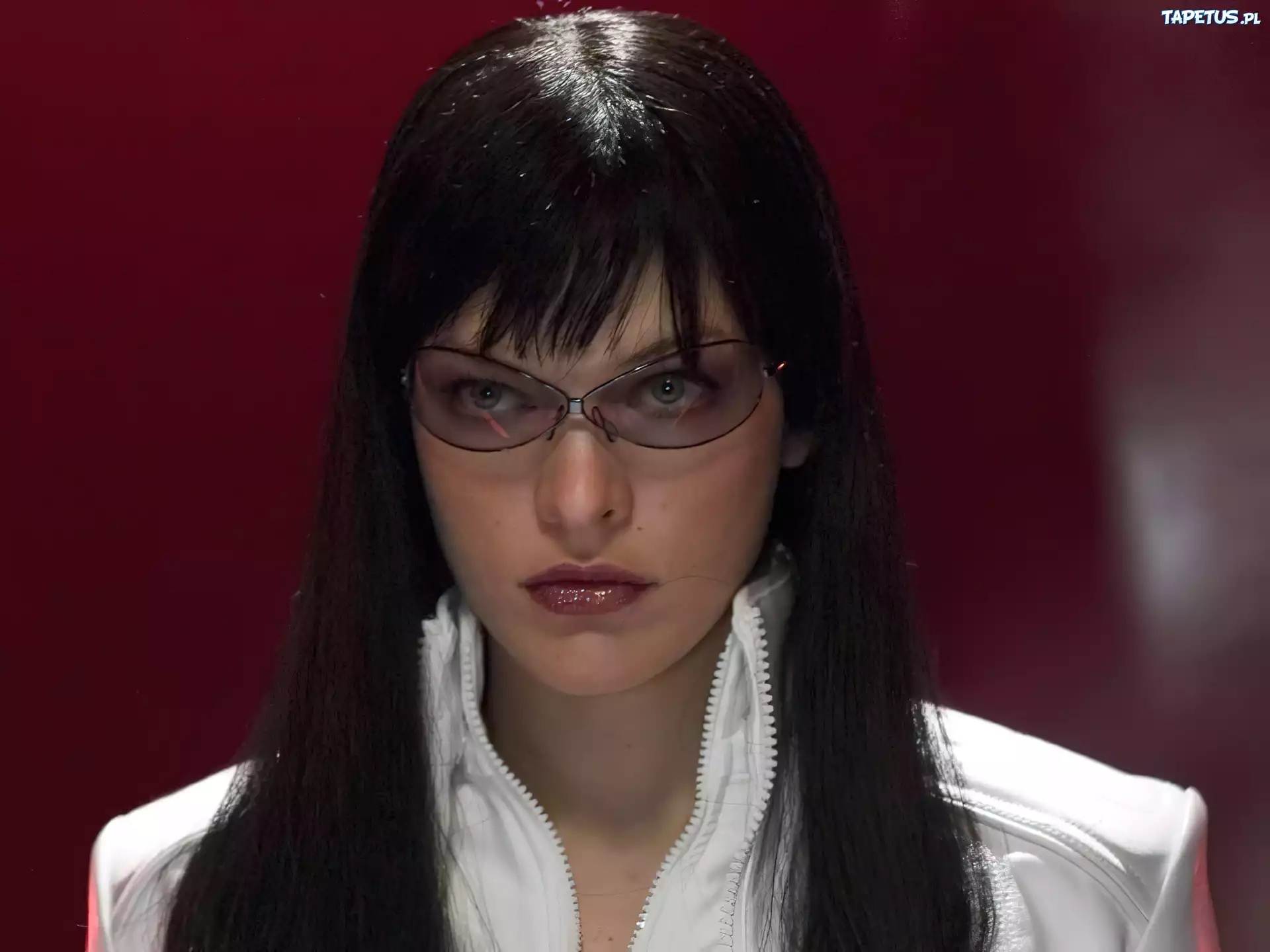 Milla Jovovich, Okulary, Czarne Włosy