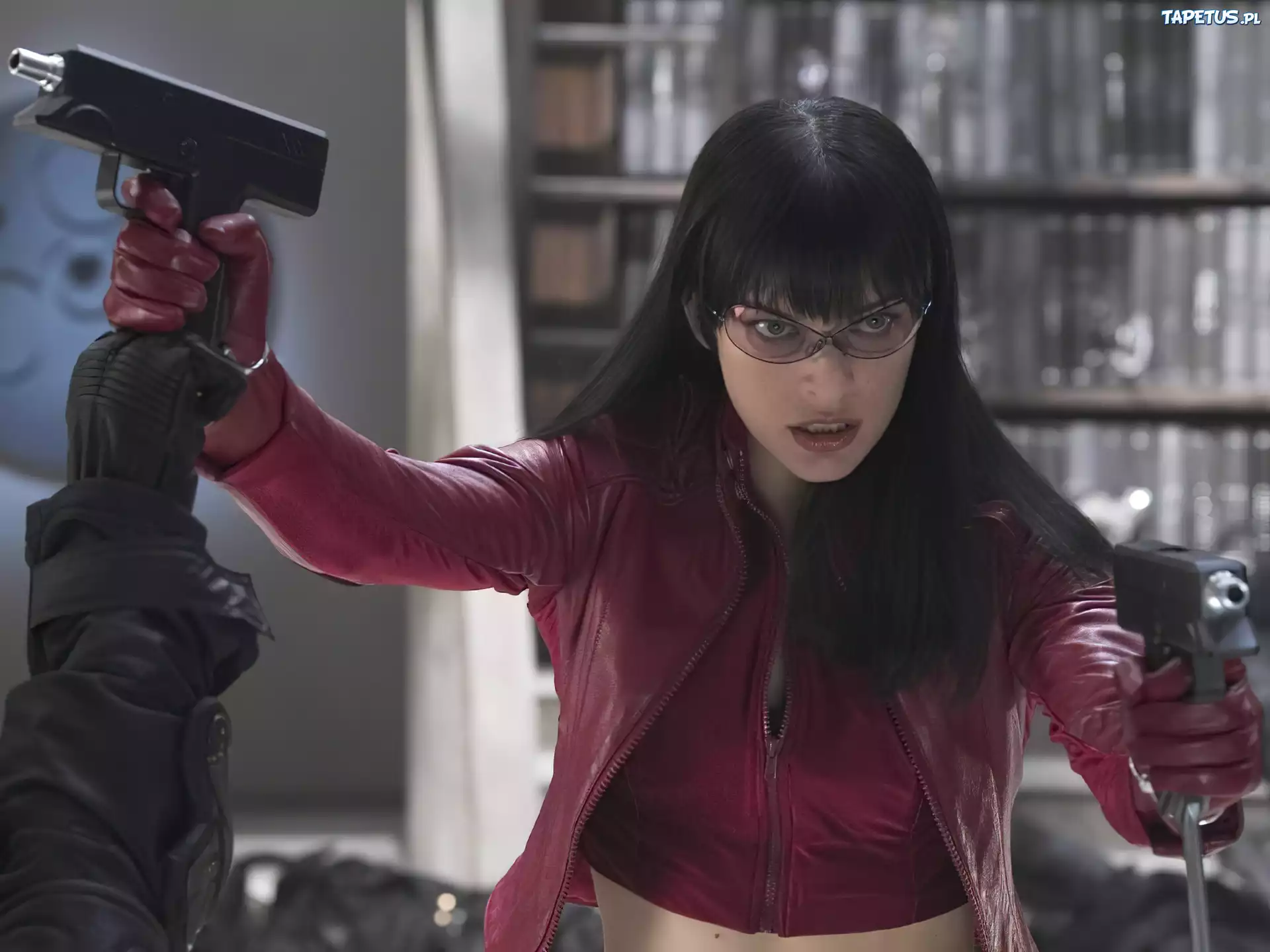 Milla Jovovich, Uzi