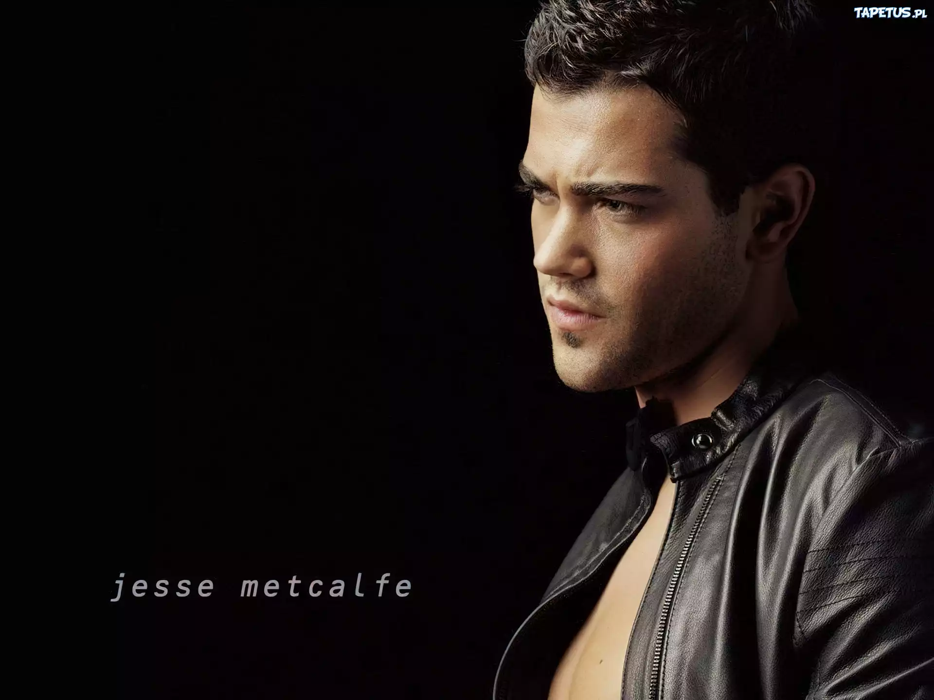 Jesse Metcalfe, czarna kurtka