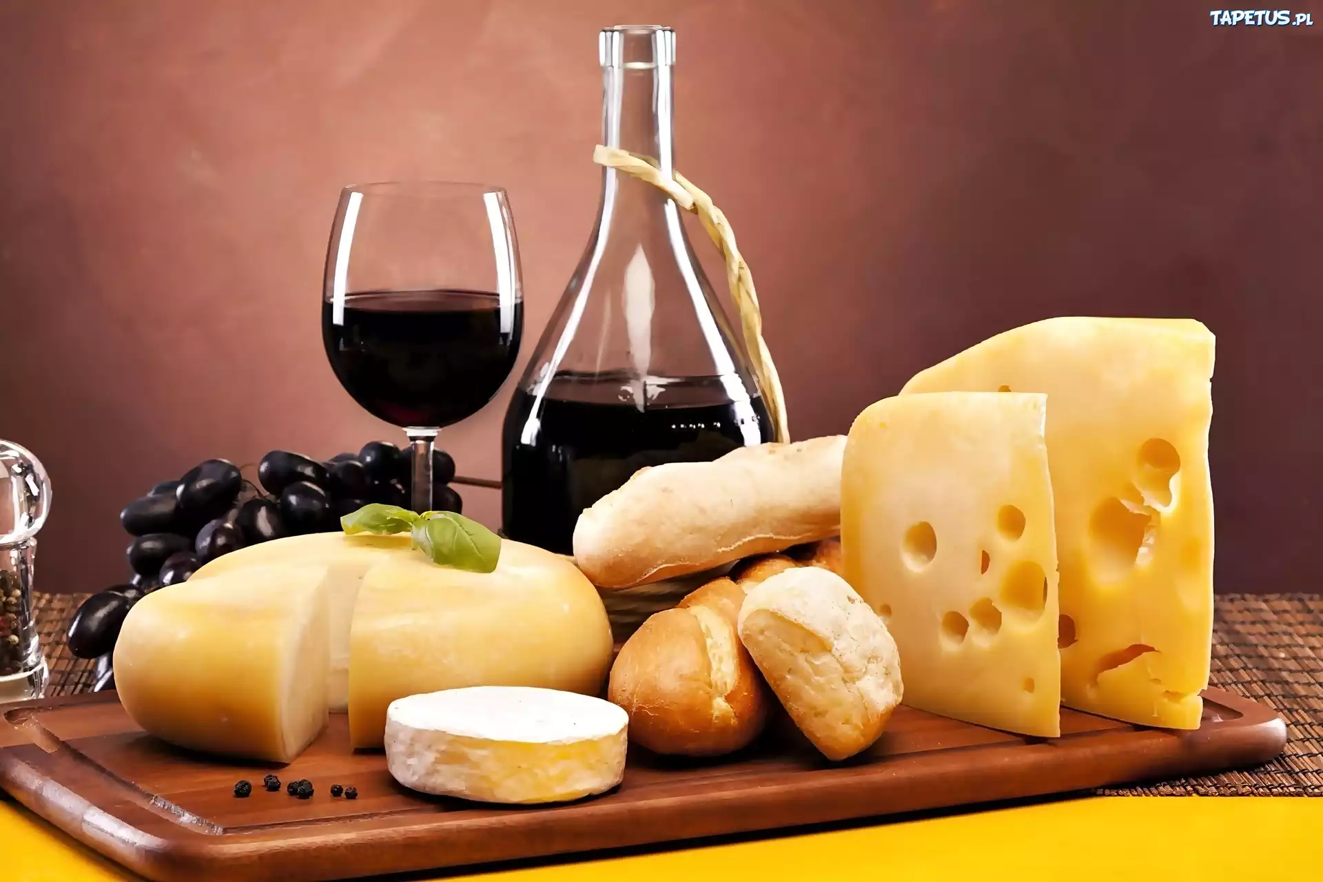 Karafka, Kieliszek, Wino, Sery, Bułka, Bagietki, Winogrona