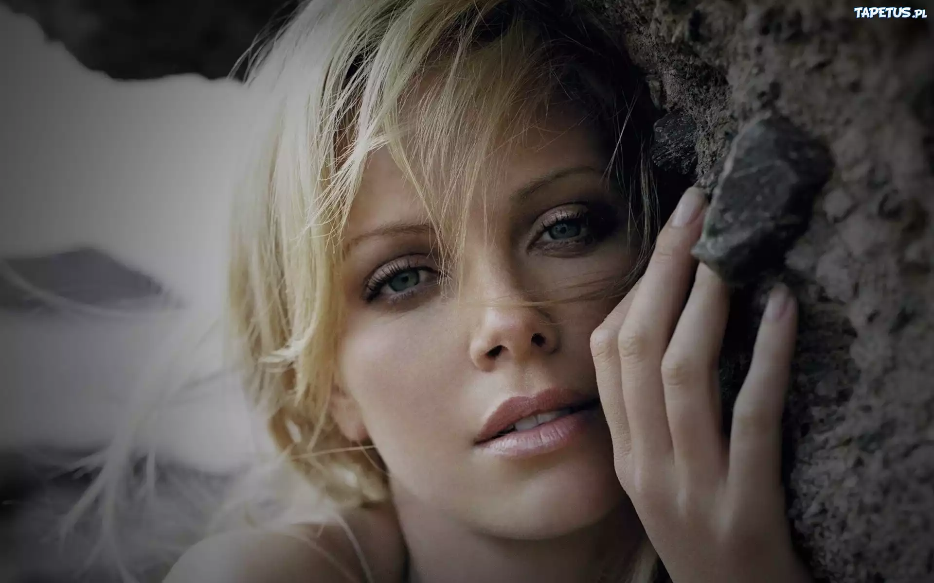 Romantyczna, Blondynka, Skała, Charlize Theron