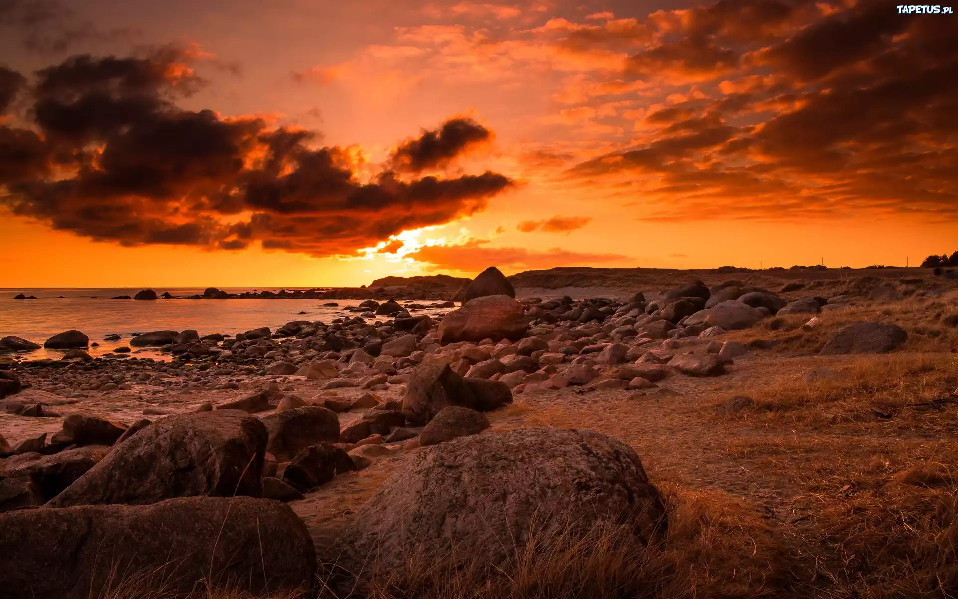 природа небо огненное восход пляж море камни побережье скачать