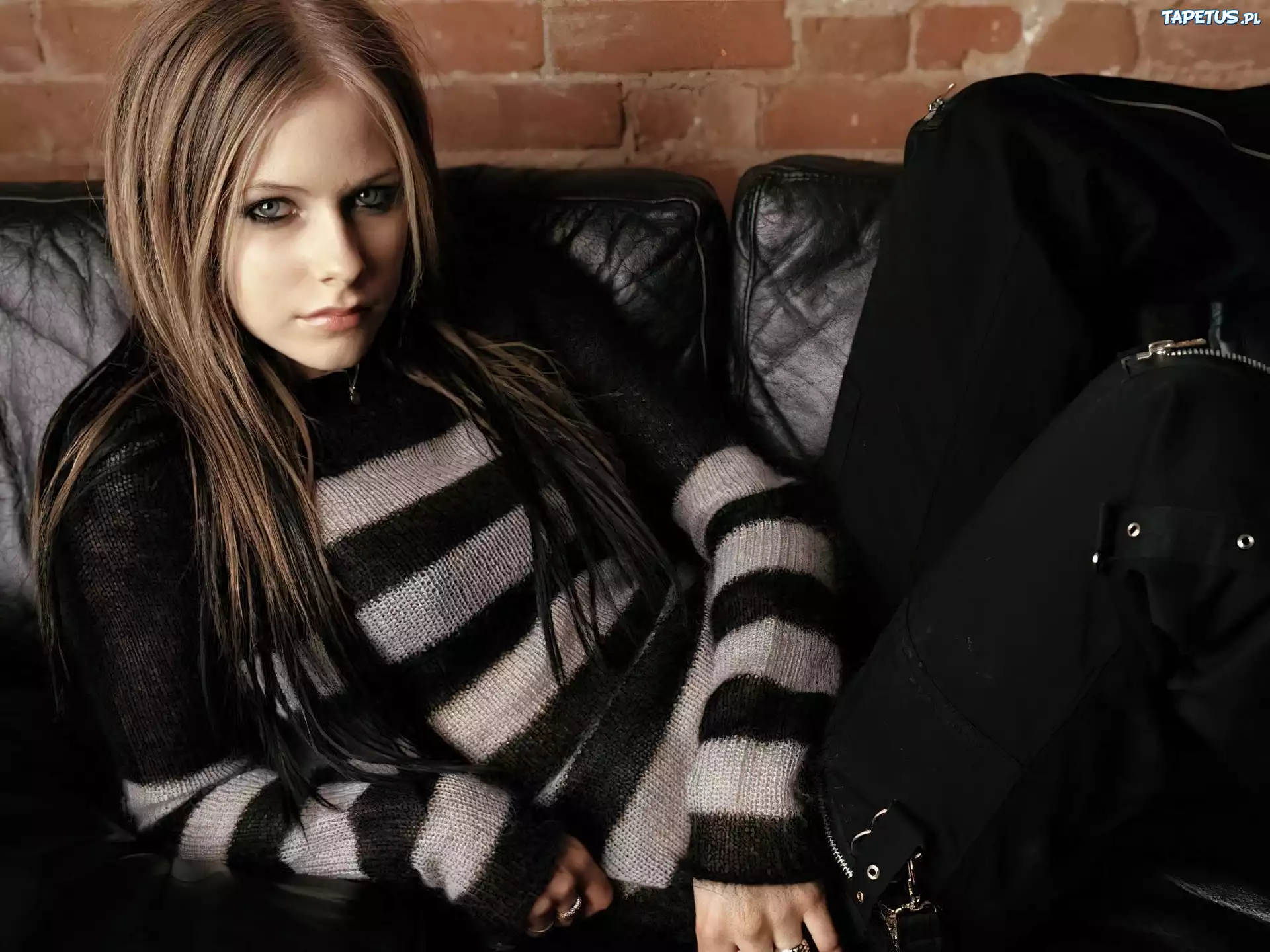Avril Lavigne, Skórzana Kanapa