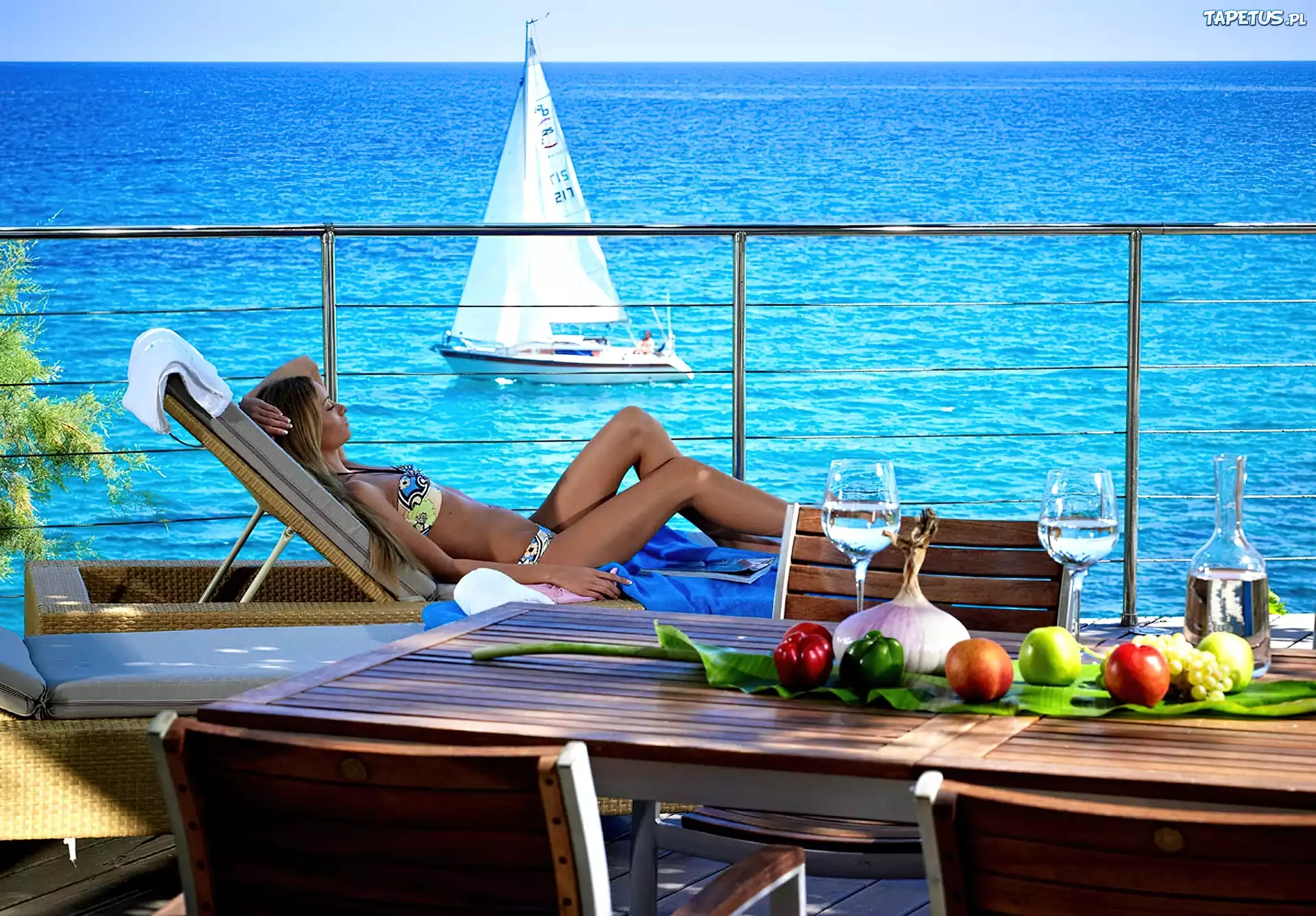 Ди в отпуске. Шикарный вид на море. Столик с видом на море. Шикарный отдых. Завтрак на террасе с видом на море.