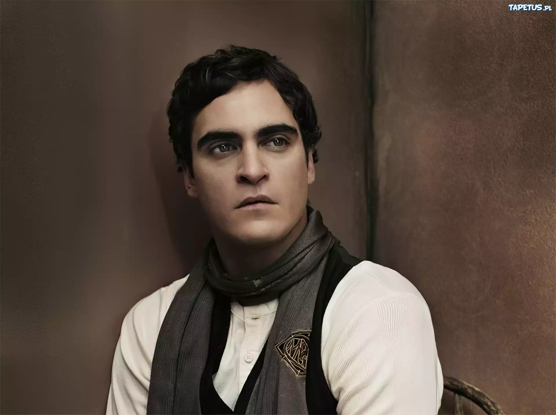 Joaquin Phoenix,ciemne włosy, szalik