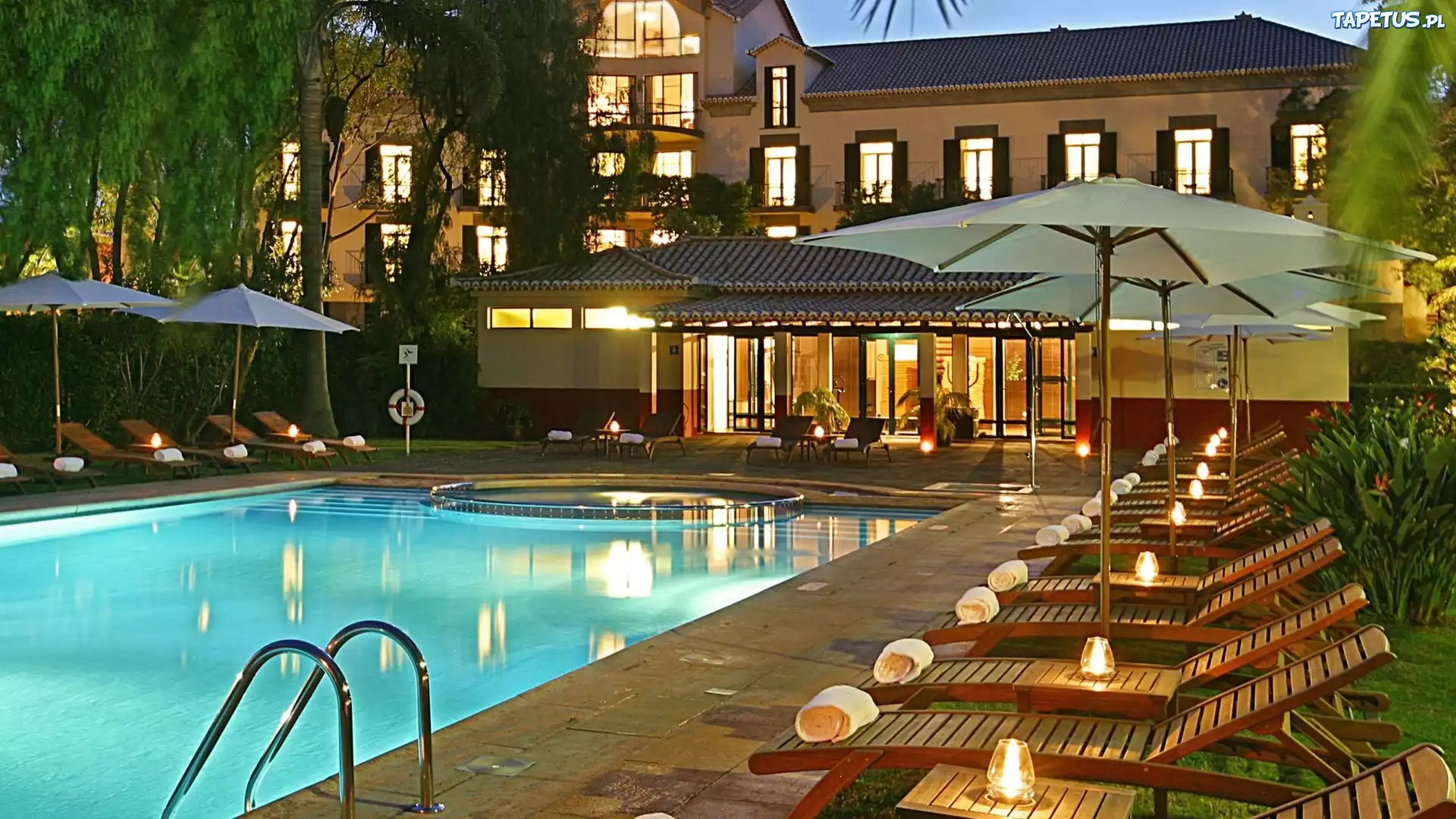 Hotel, Basen, Leżaki