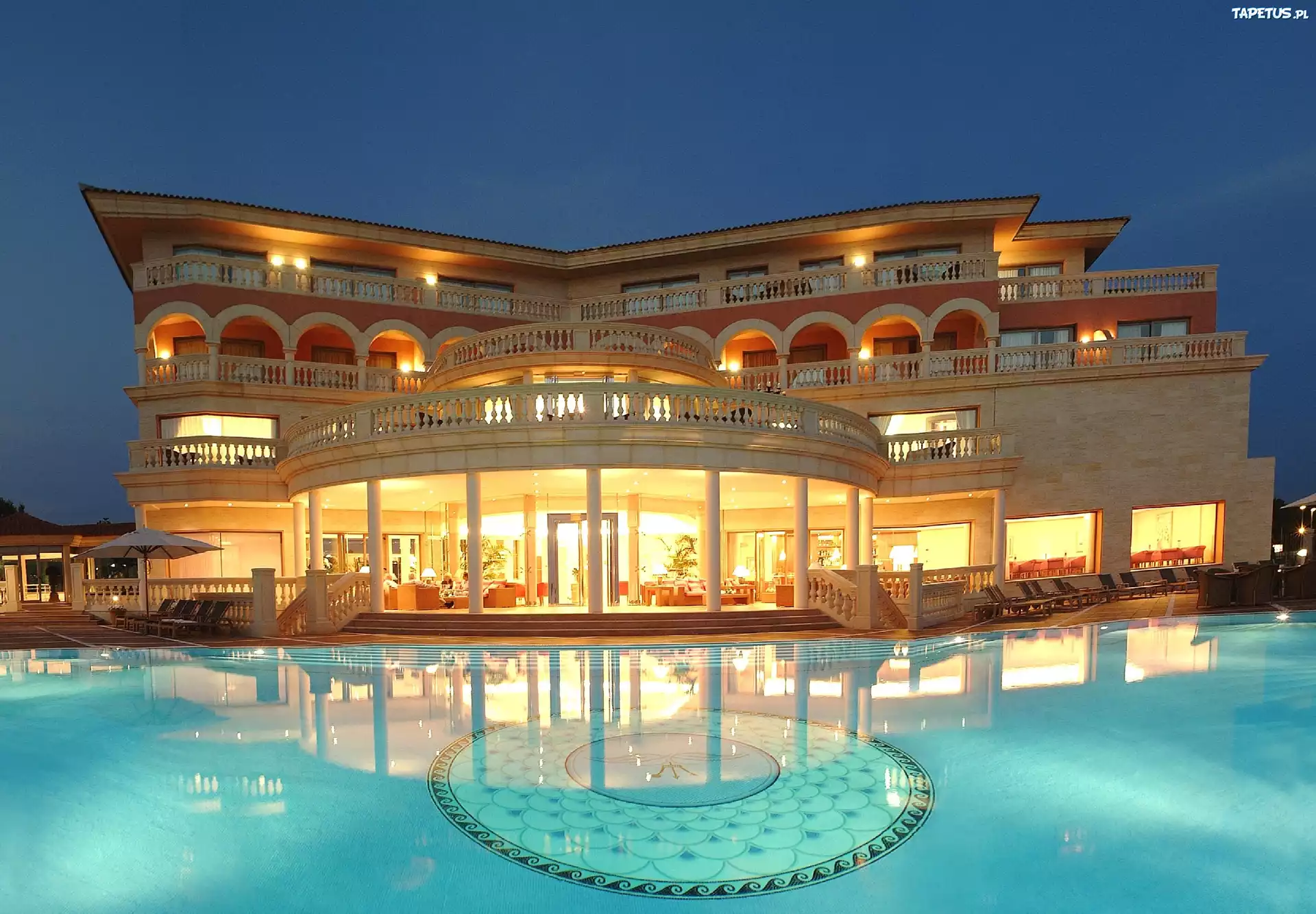 Hotel, Basen, Światła
