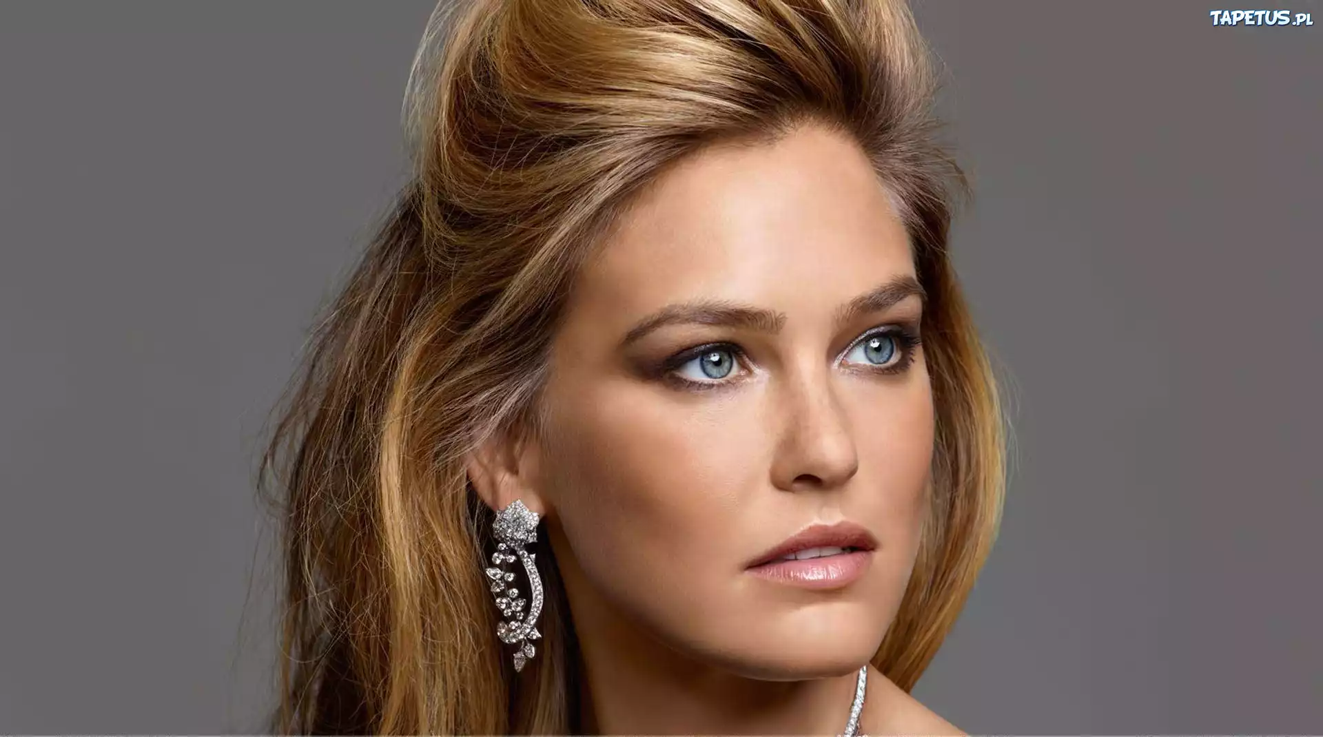 Bar Rafaeli, Blondynka, Kolczyk